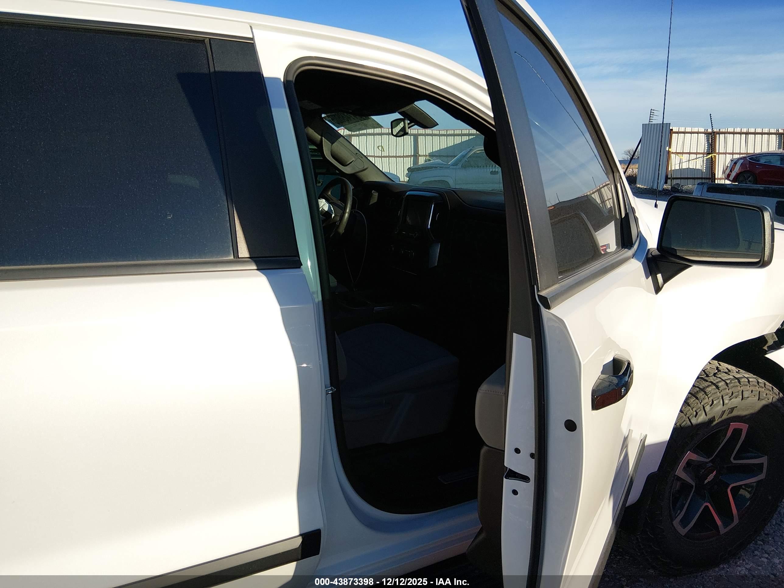 CHEVROLET SILVERADO image 5