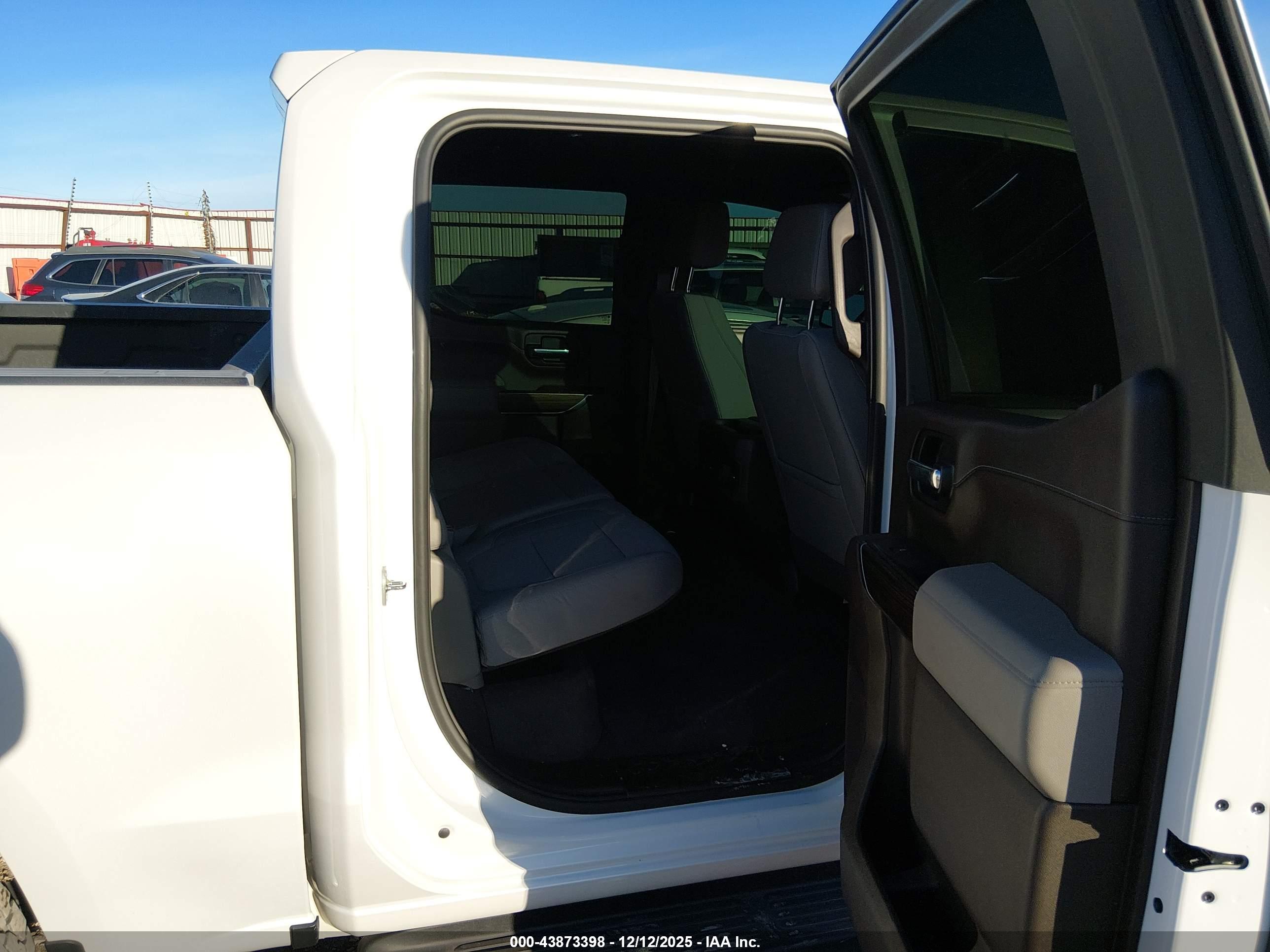 CHEVROLET SILVERADO image 8
