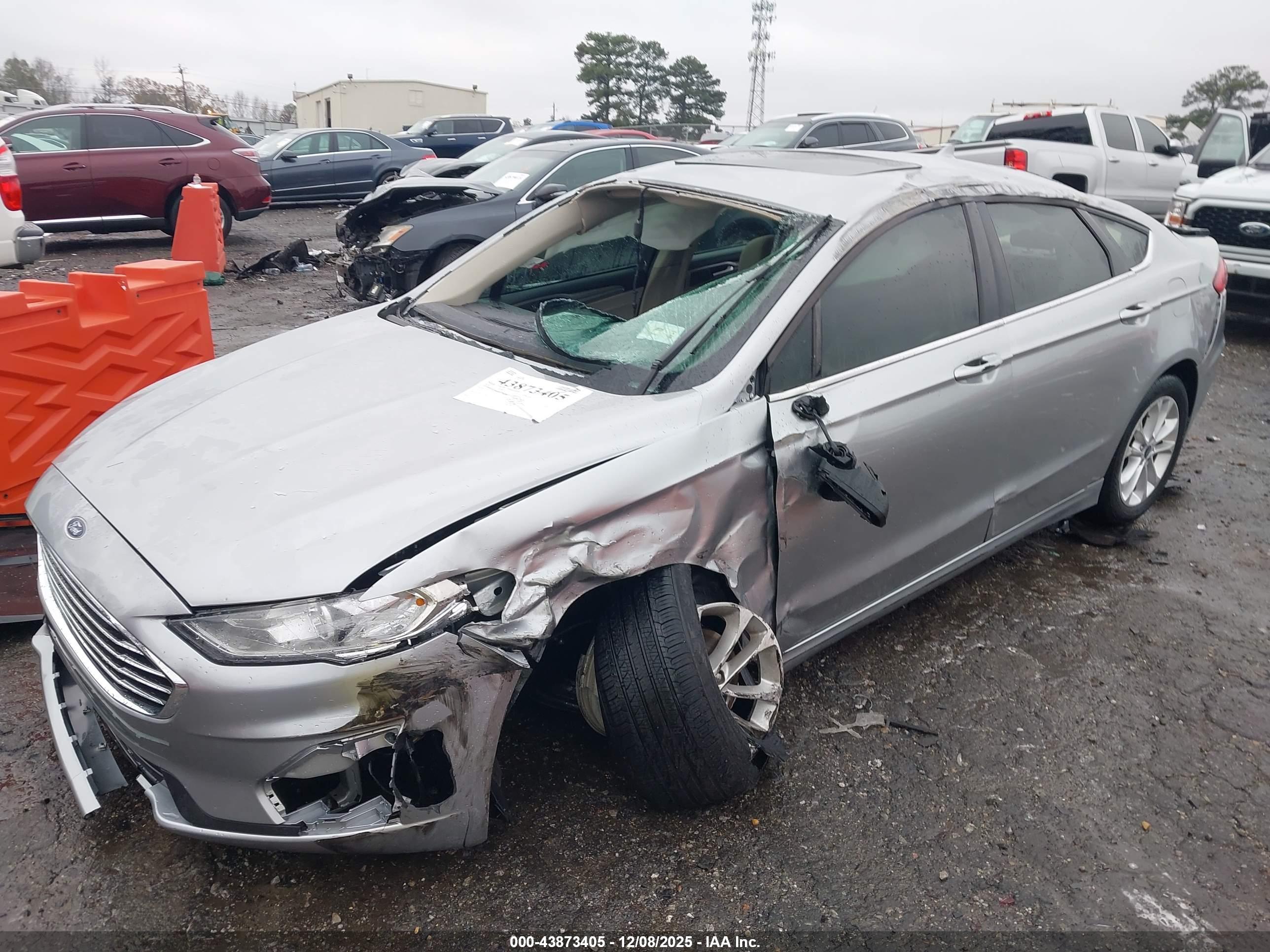 FORD FUSION image 2