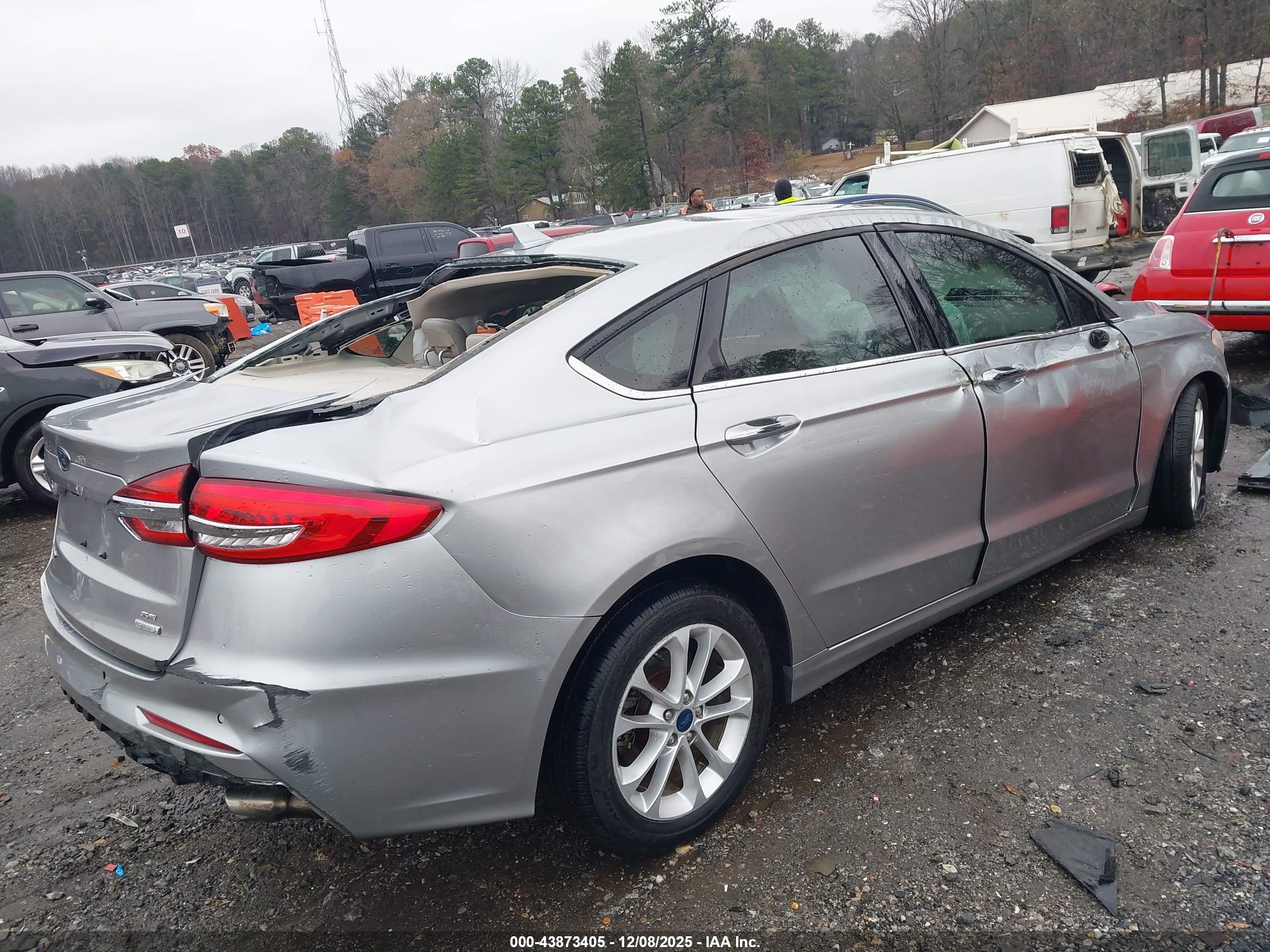 FORD FUSION image 4