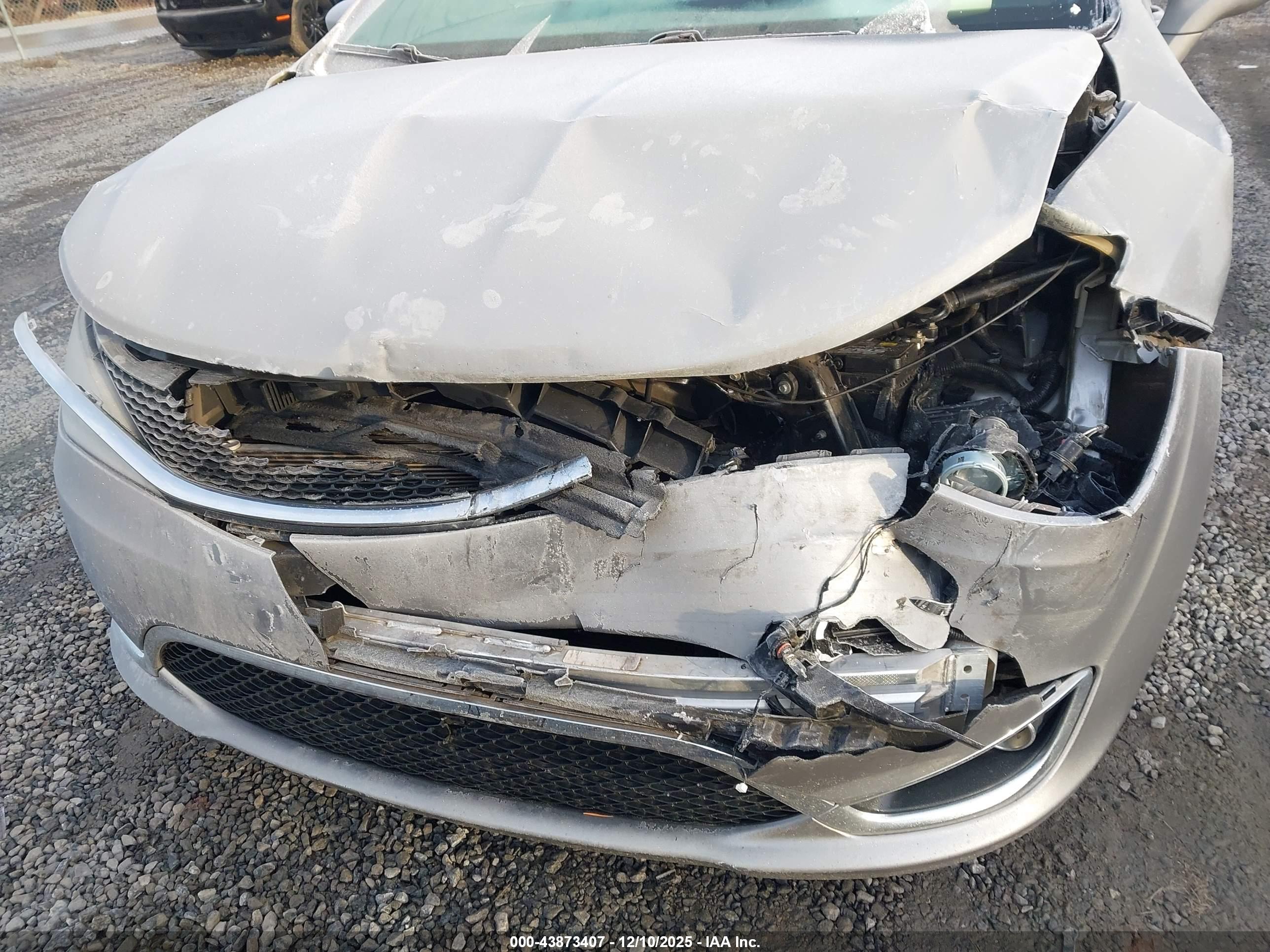 CHRYSLER PACIFICA image 6