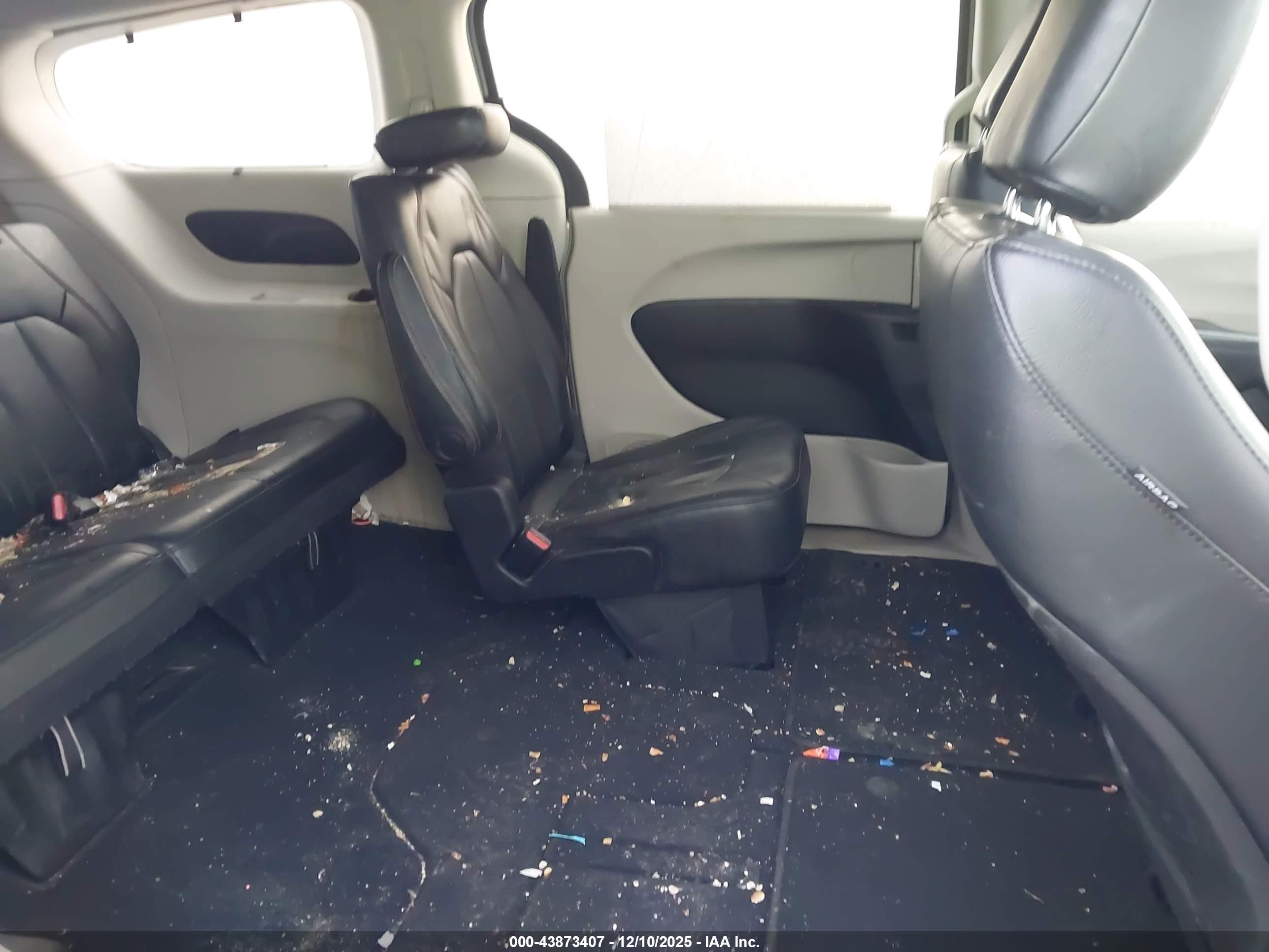 CHRYSLER PACIFICA image 8