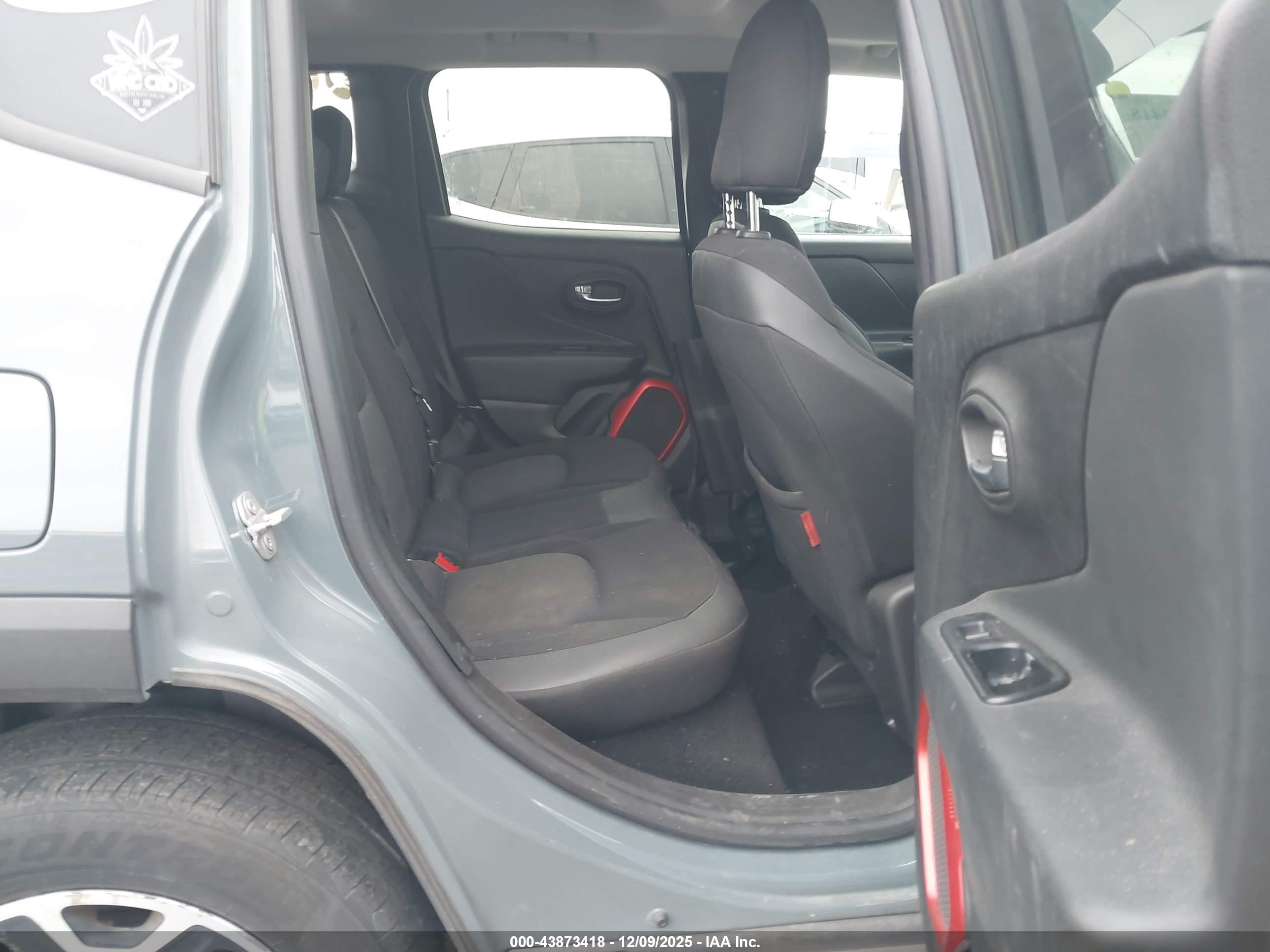 JEEP RENEGADE image 8