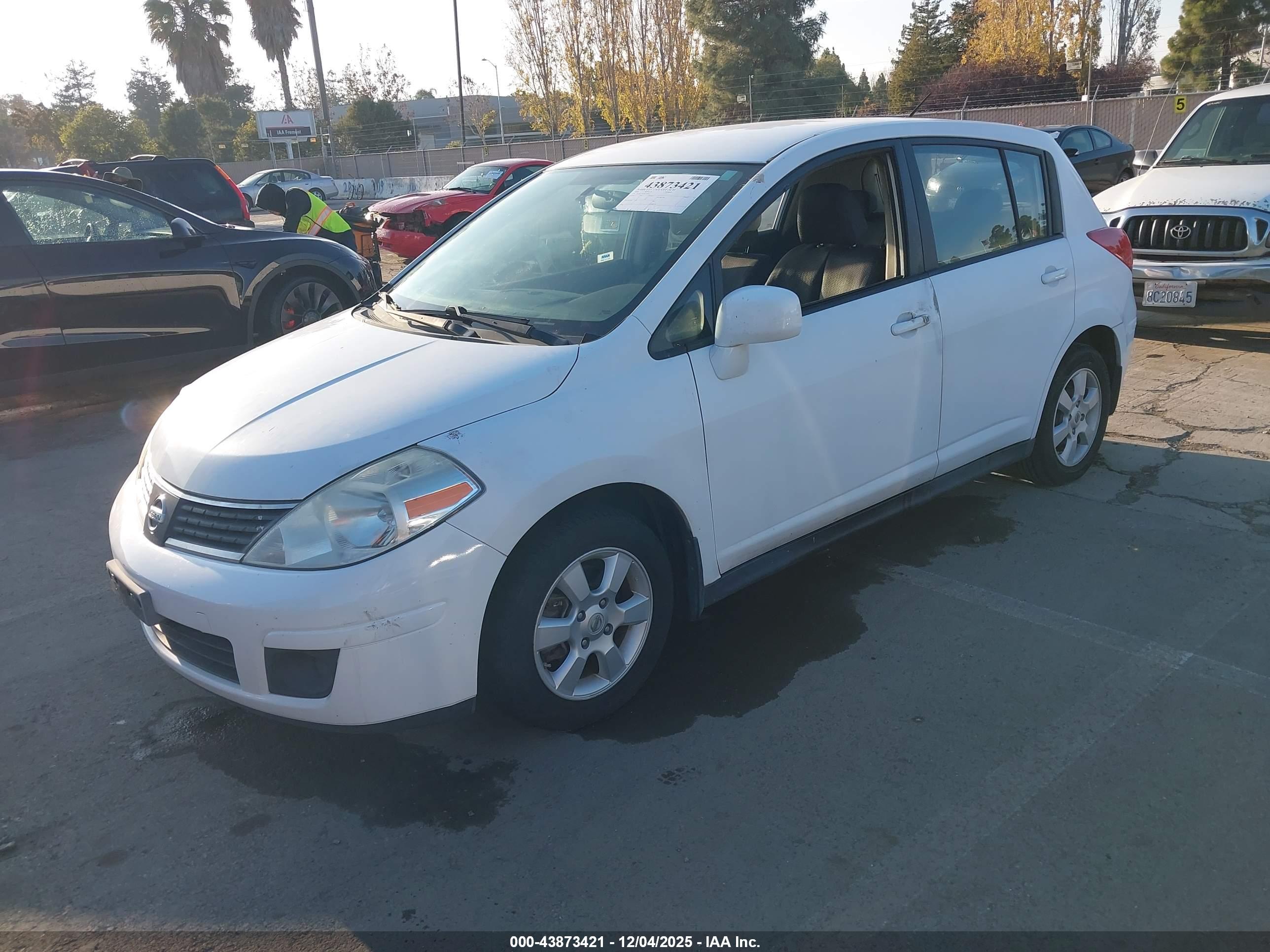 NISSAN VERSA image 2