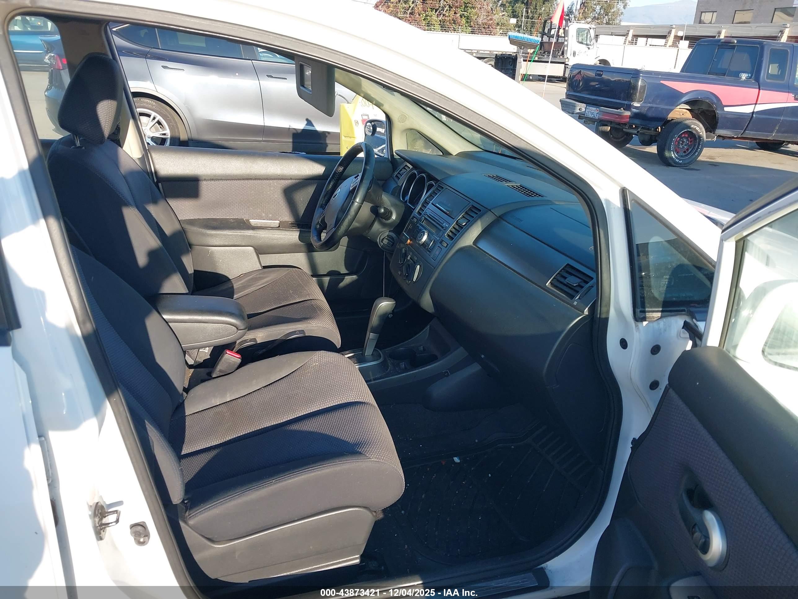 NISSAN VERSA image 5