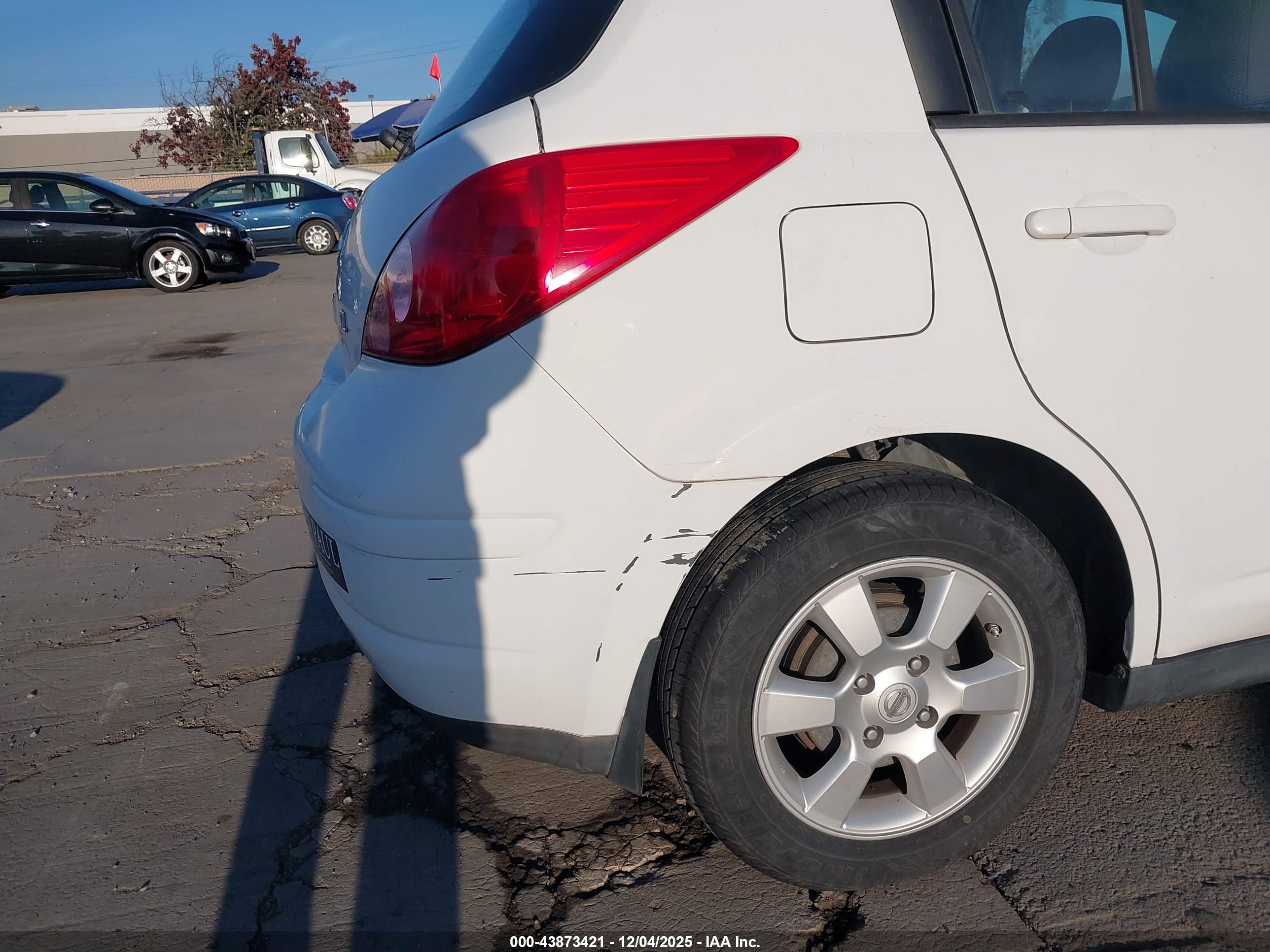 NISSAN VERSA image 6