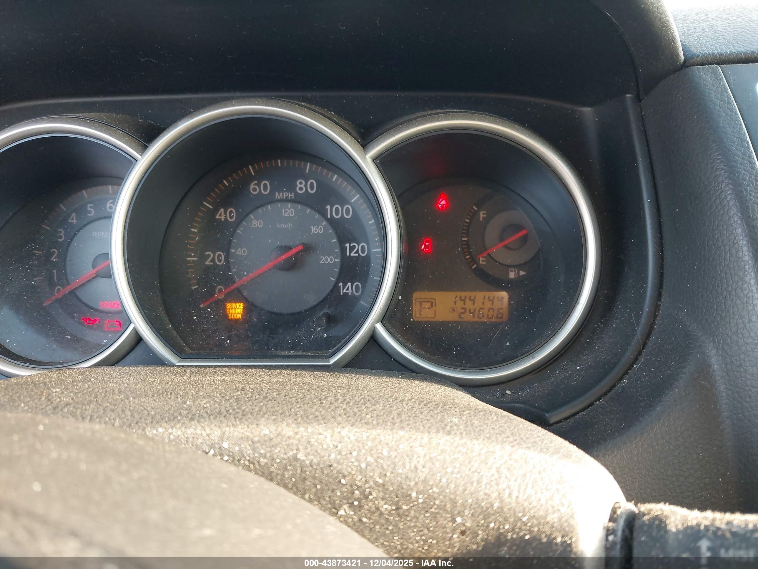 NISSAN VERSA image 7