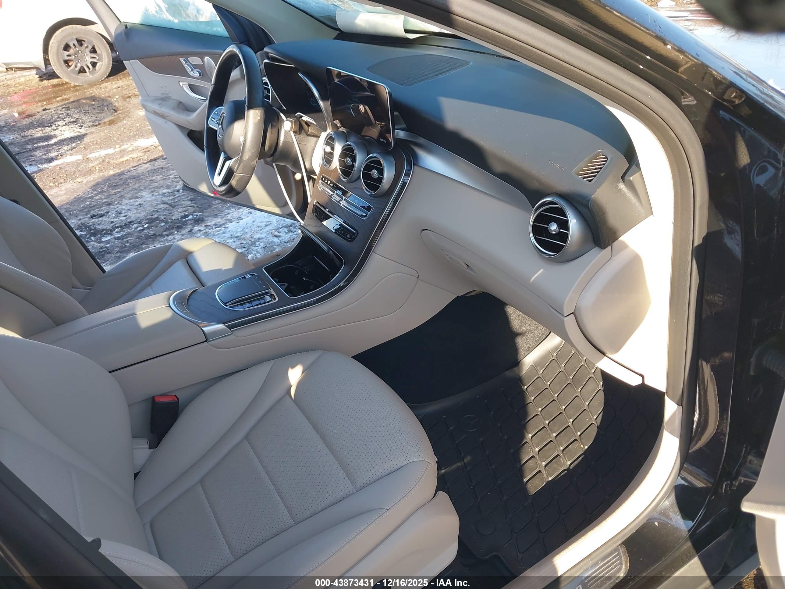 MERCEDES-BENZ GLC image 5