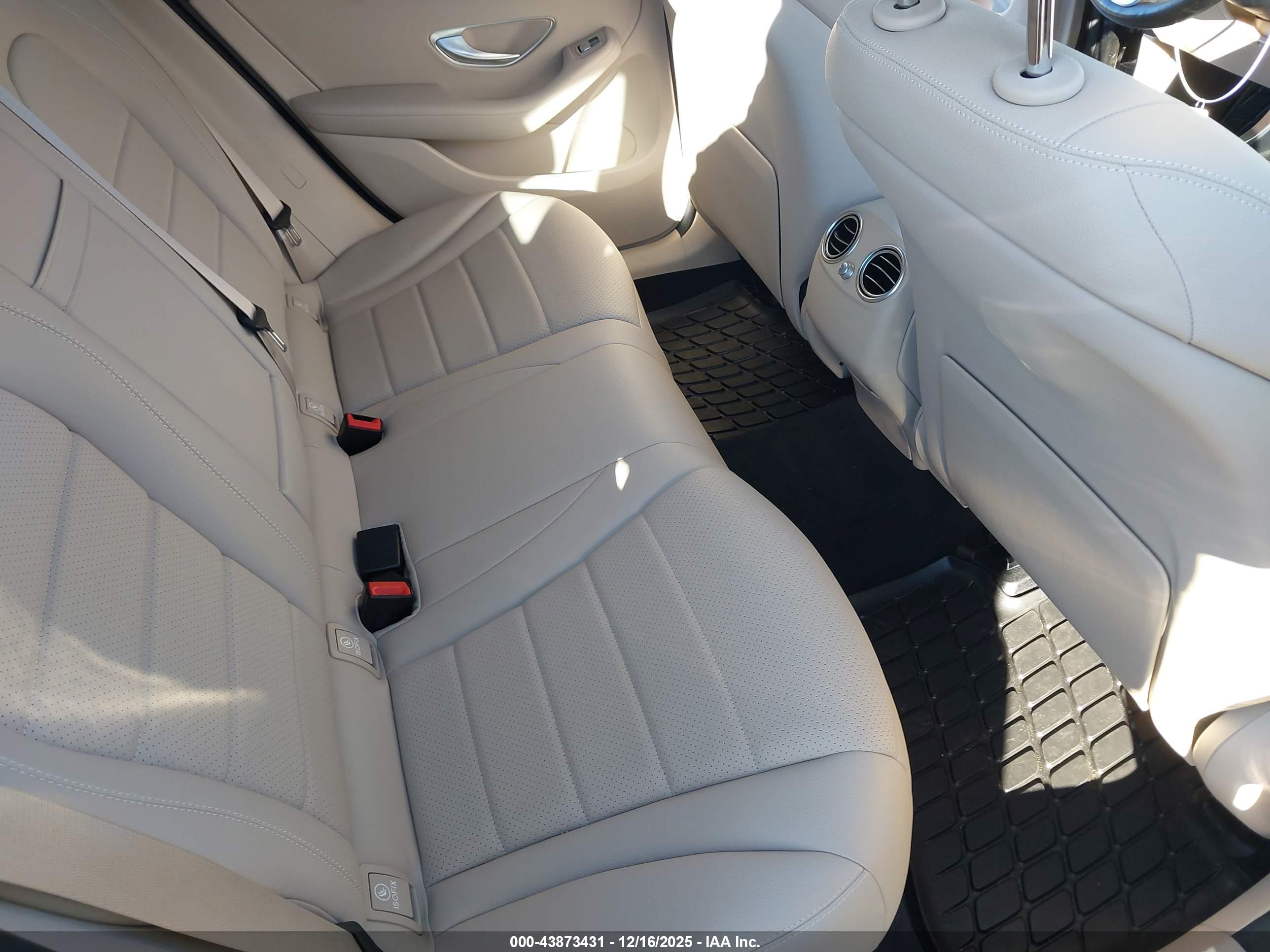 MERCEDES-BENZ GLC image 8