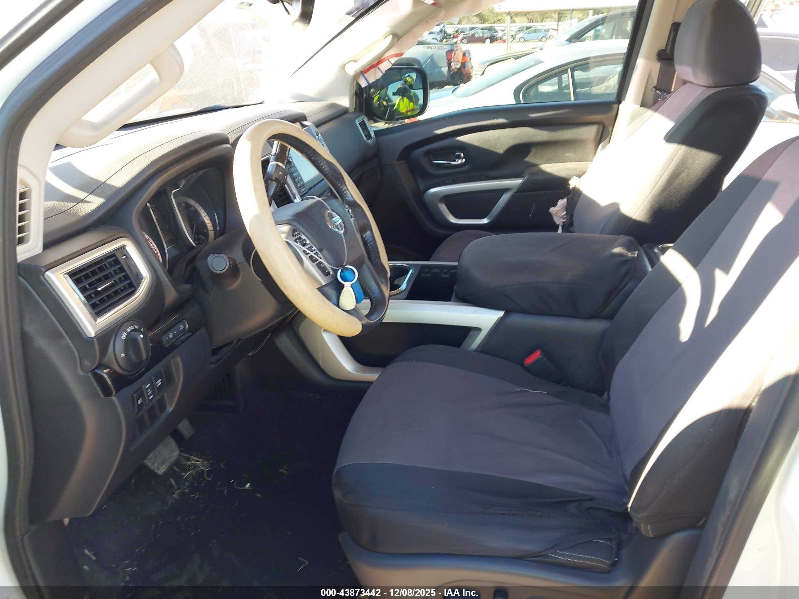 NISSAN TITAN image 5
