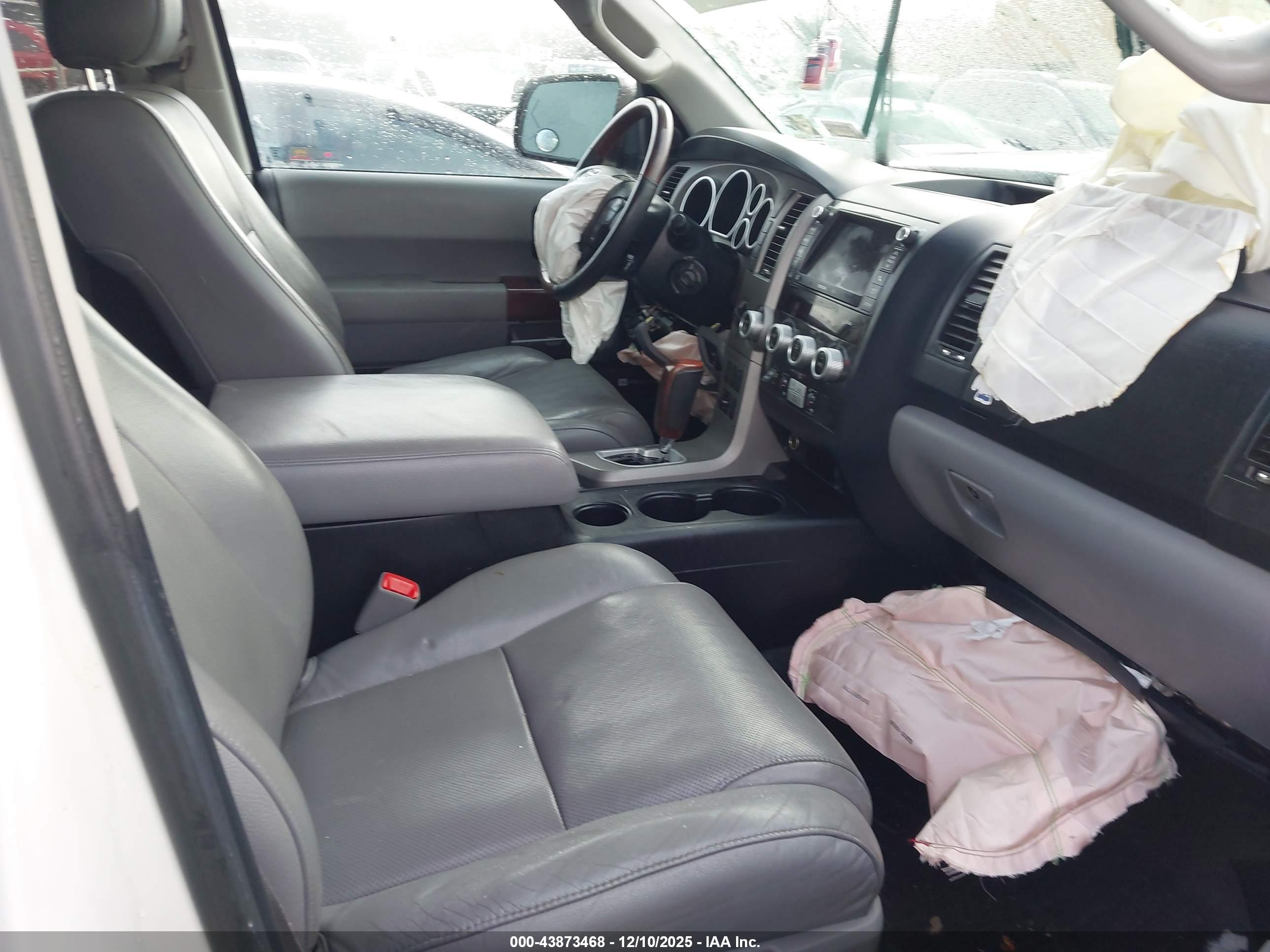 TOYOTA SEQUOIA image 5