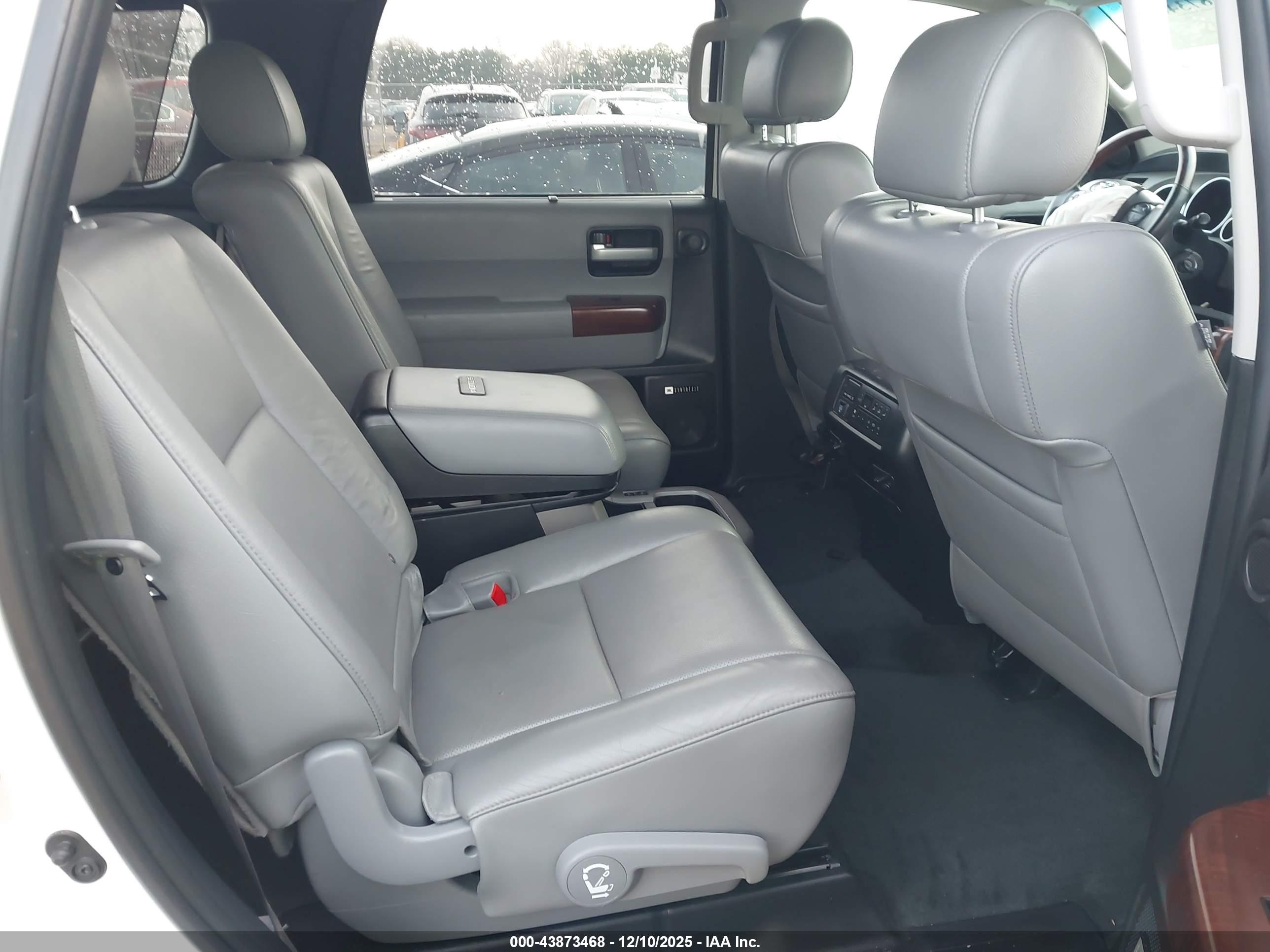 TOYOTA SEQUOIA image 8