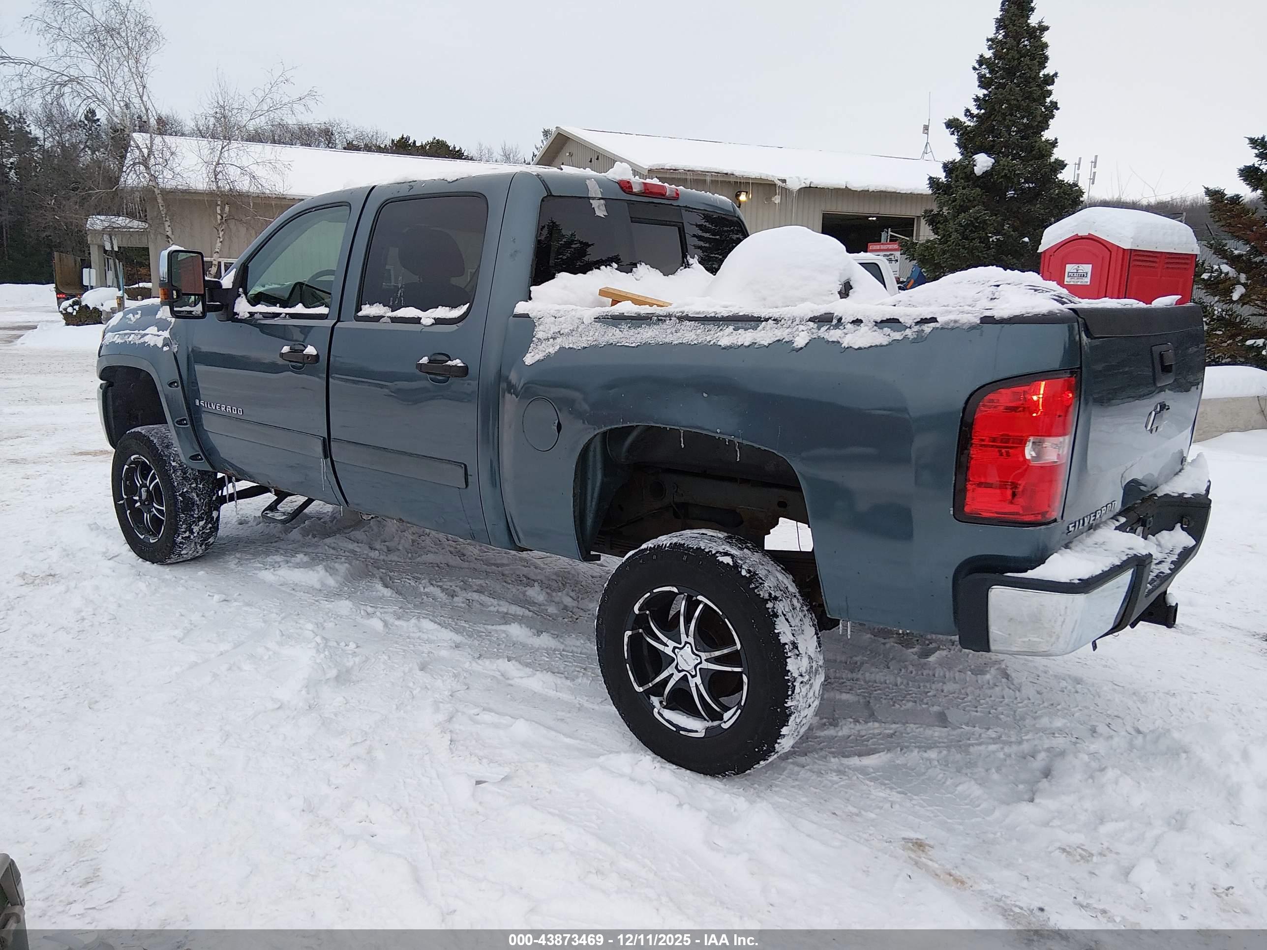 CHEVROLET SILVERADO image 3