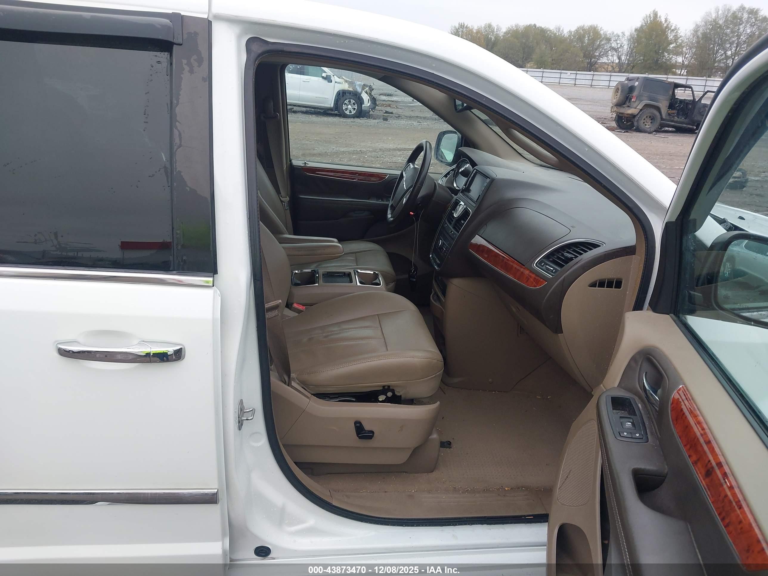 CHRYSLER TOWN image 5