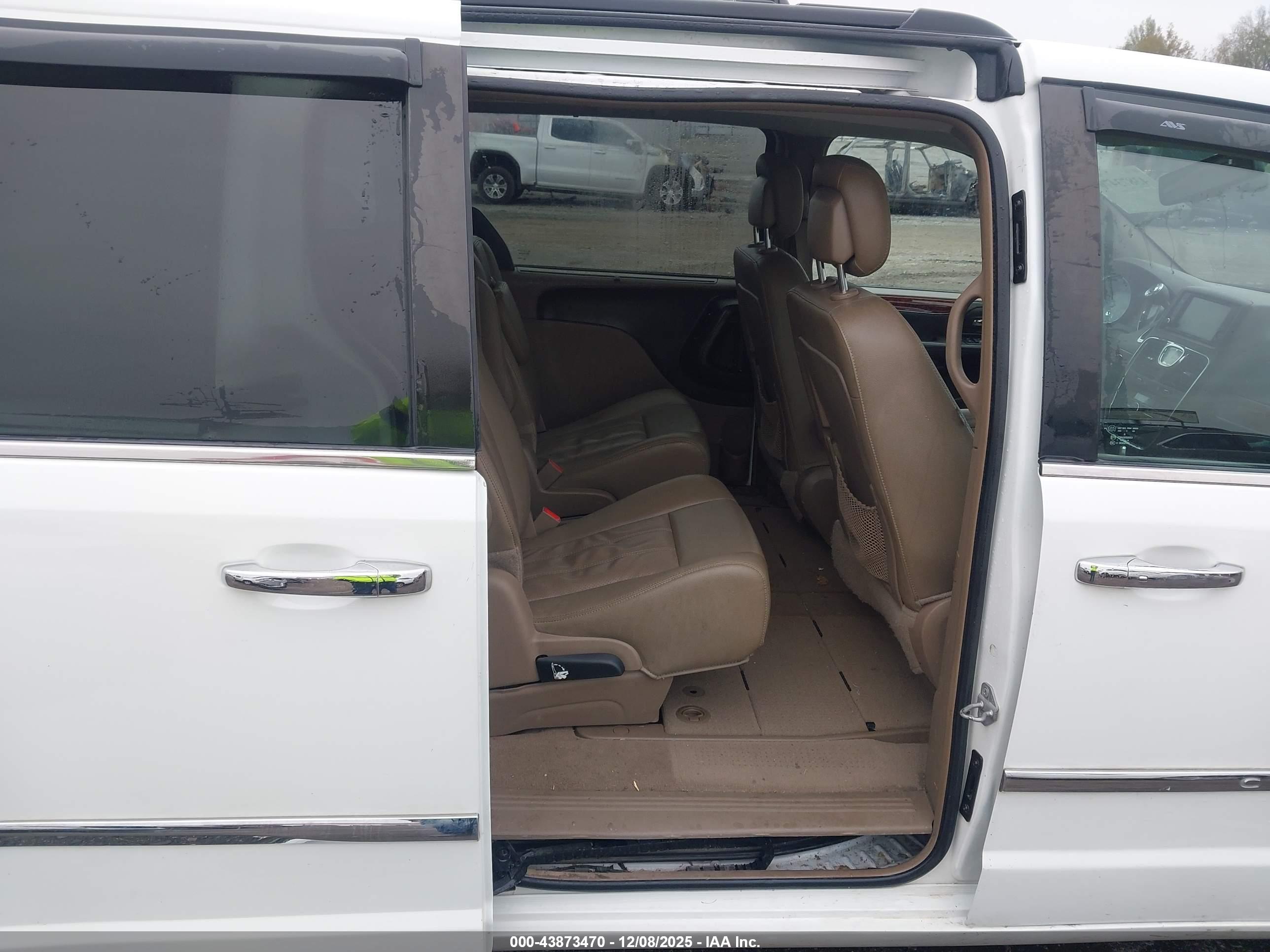 CHRYSLER TOWN image 8
