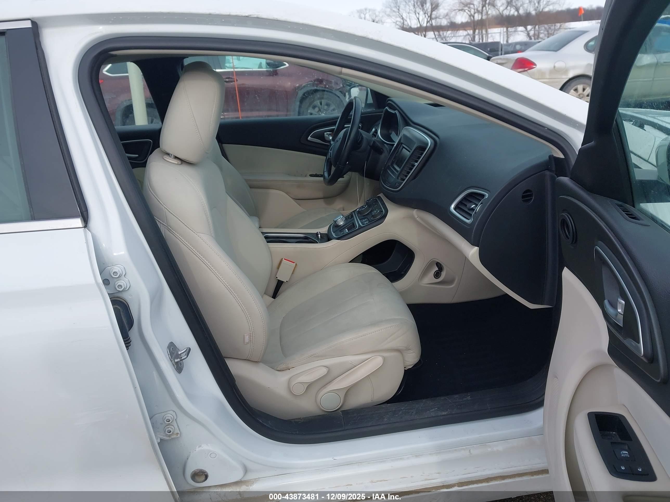 CHRYSLER 200 image 5