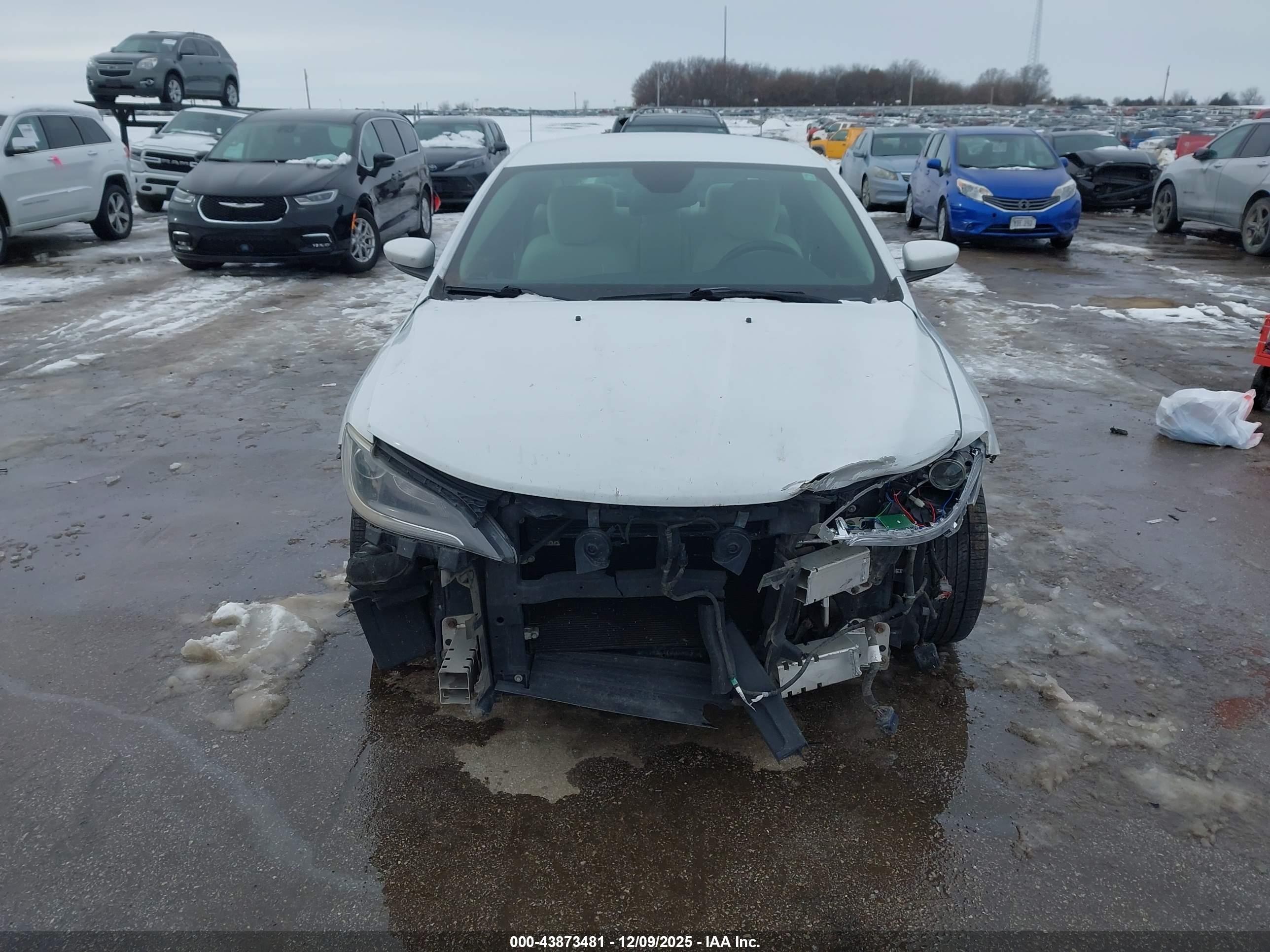 CHRYSLER 200 image 6