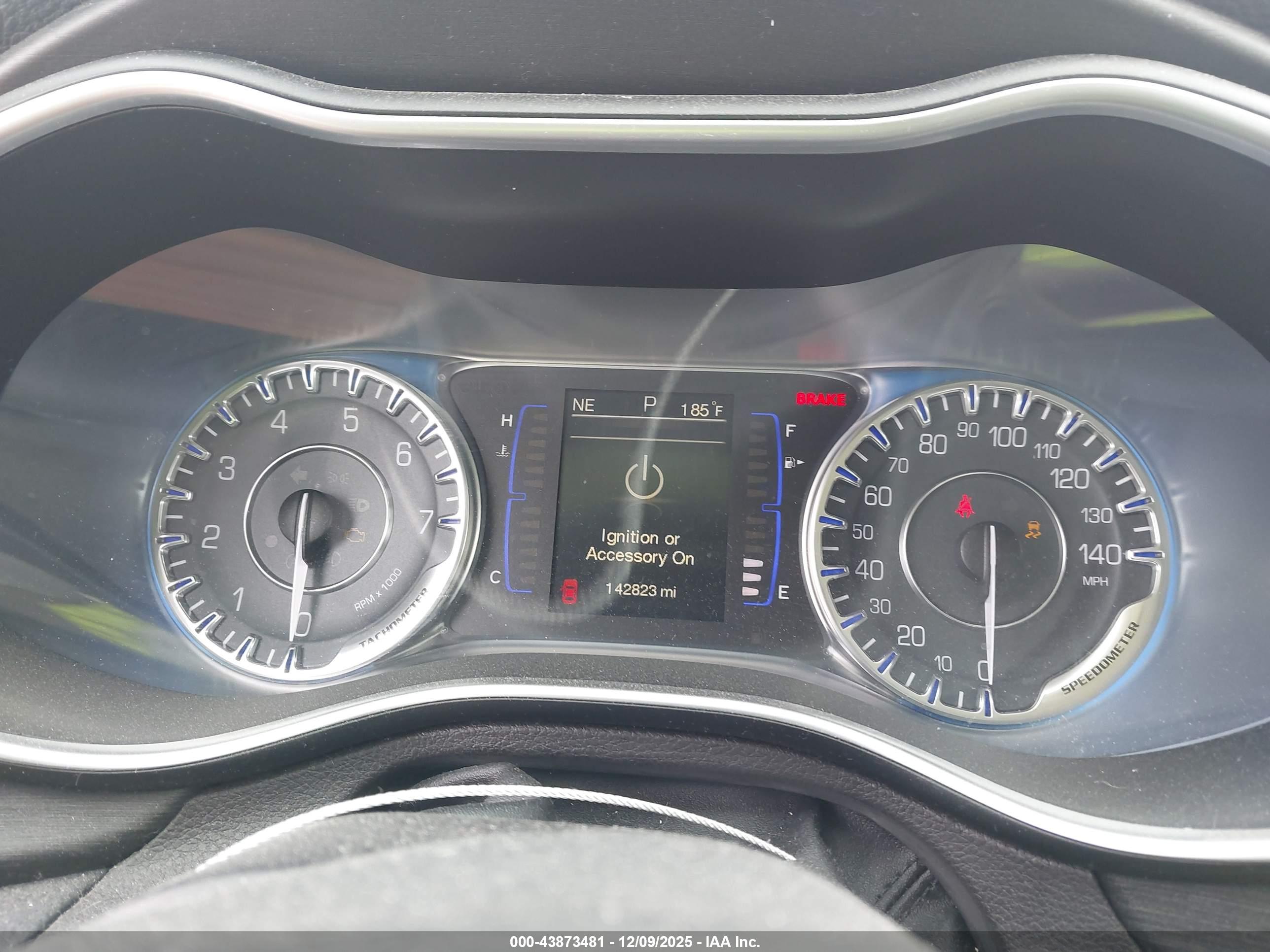 CHRYSLER 200 image 7