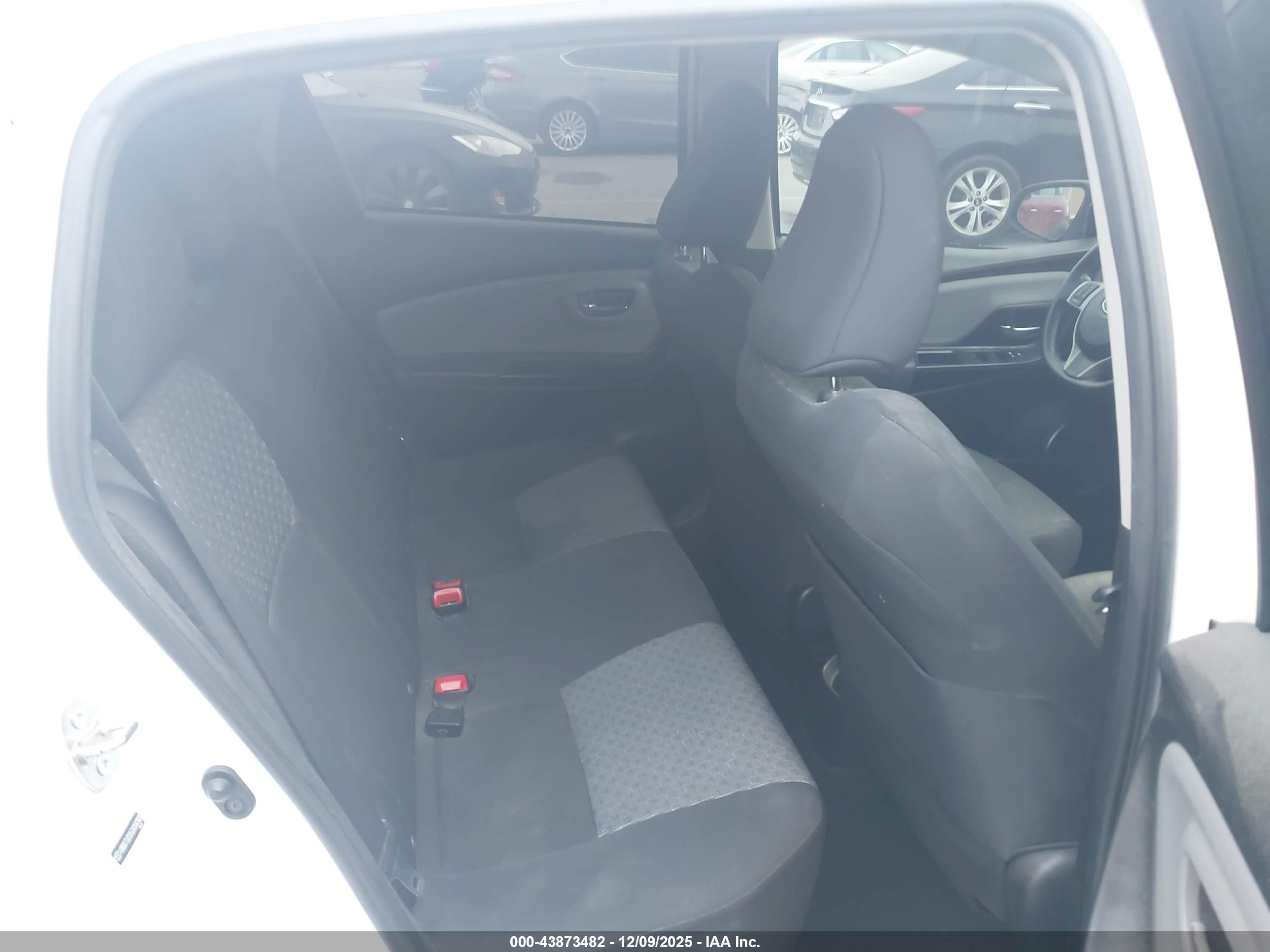 TOYOTA YARIS image 8