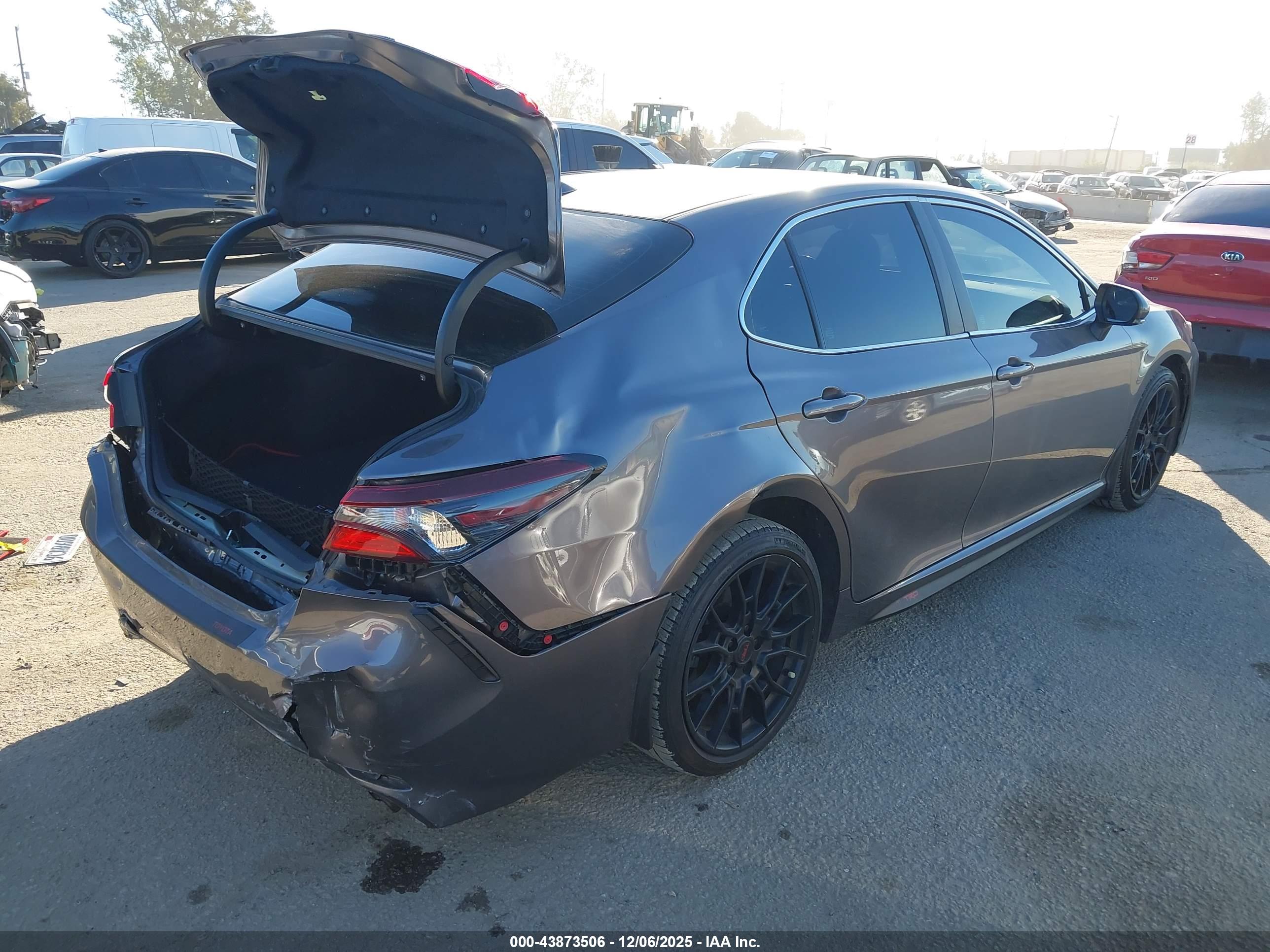 TOYOTA CAMRY image 4