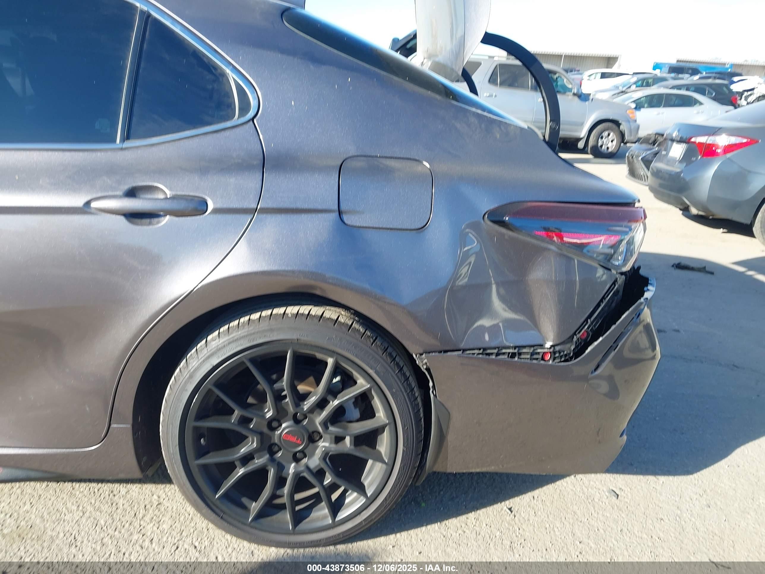 TOYOTA CAMRY image 6
