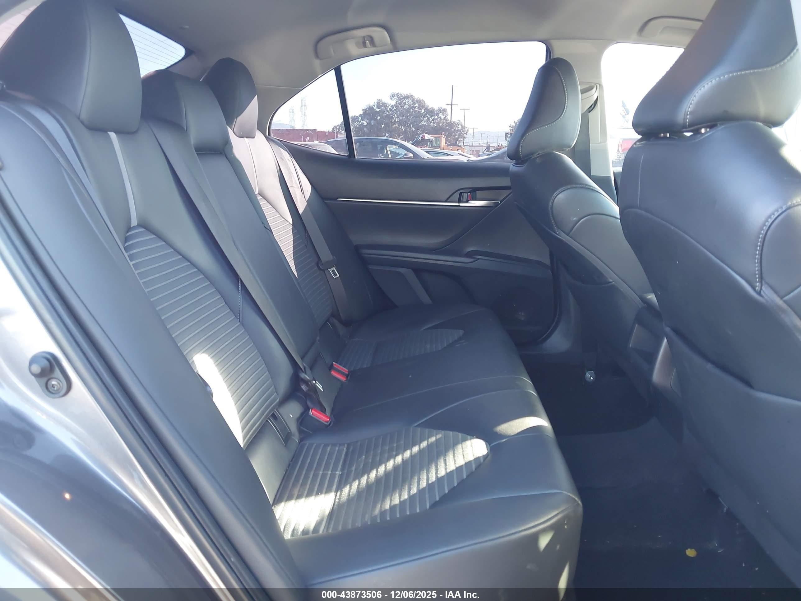 TOYOTA CAMRY image 8