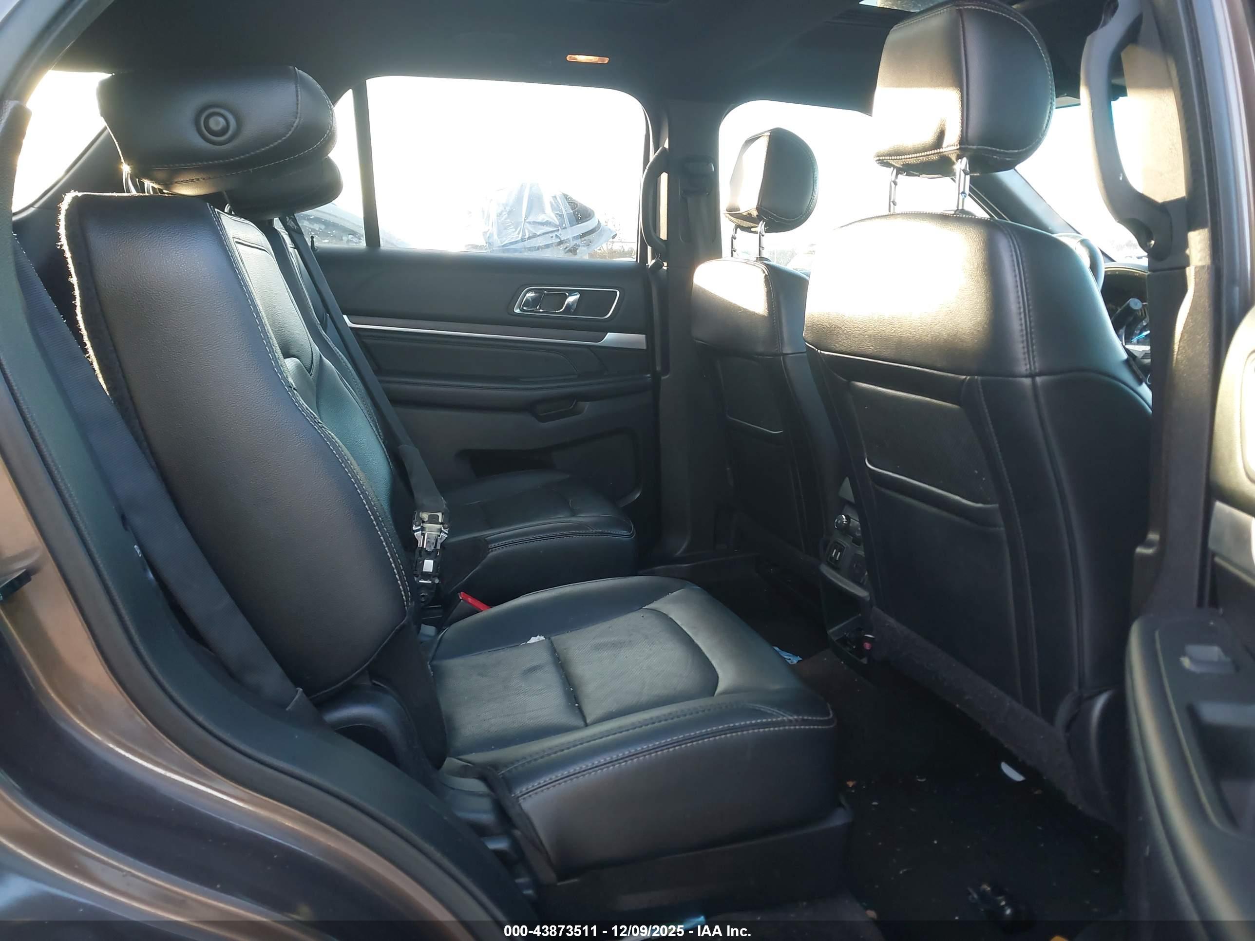FORD EXPLORER image 8