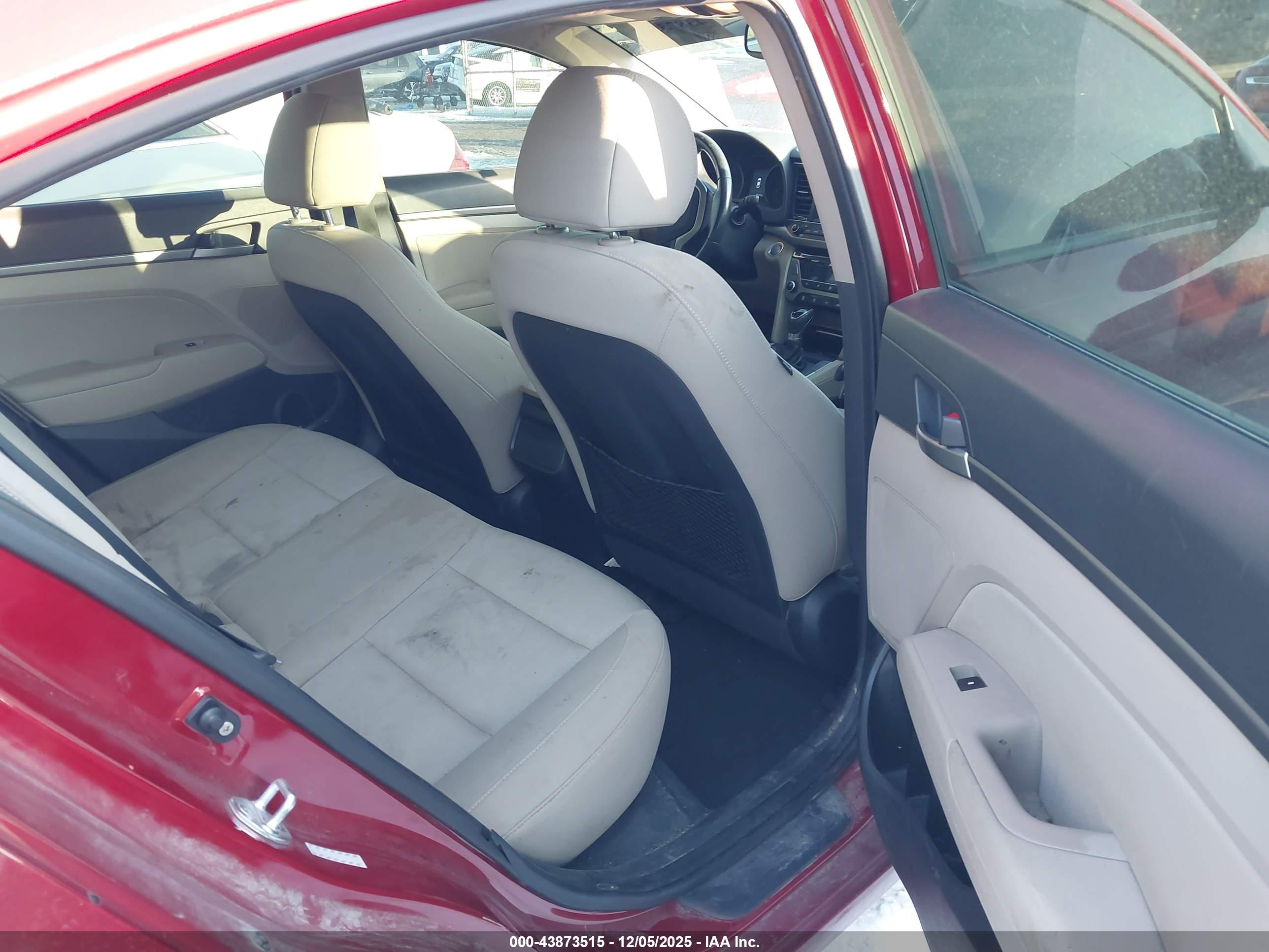 HYUNDAI ELANTRA image 8