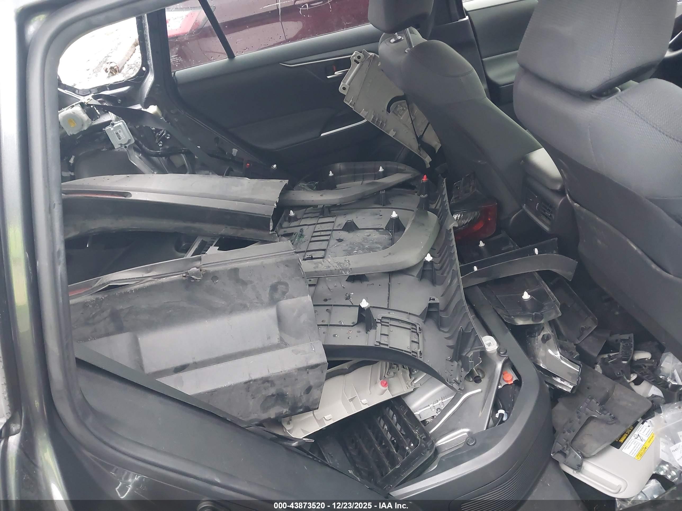 TOYOTA RAV4 image 8