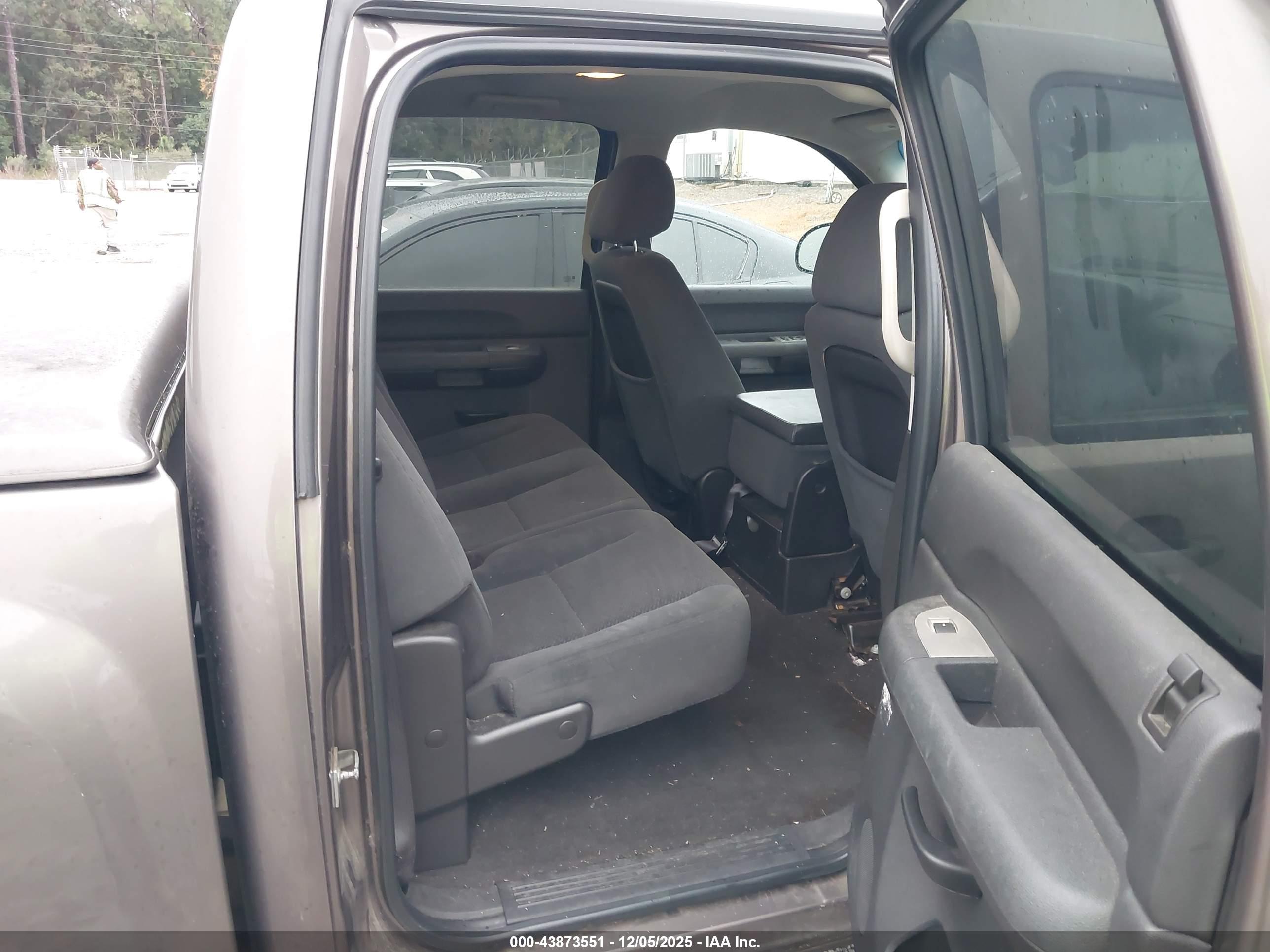 CHEVROLET SILVERADO image 8