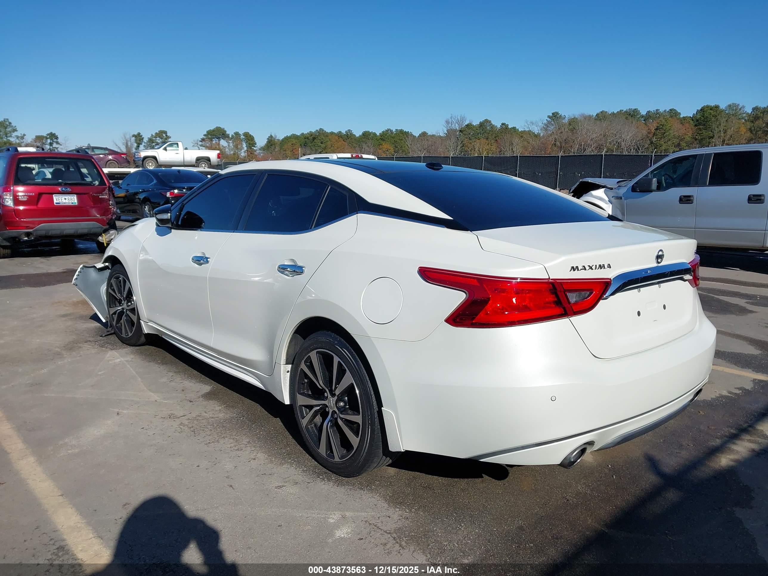 NISSAN MAXIMA image 3