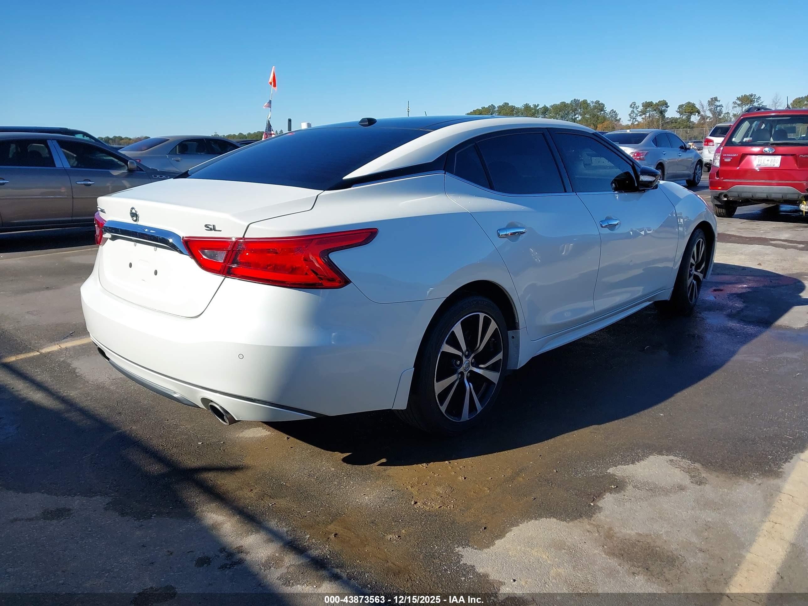 NISSAN MAXIMA image 4