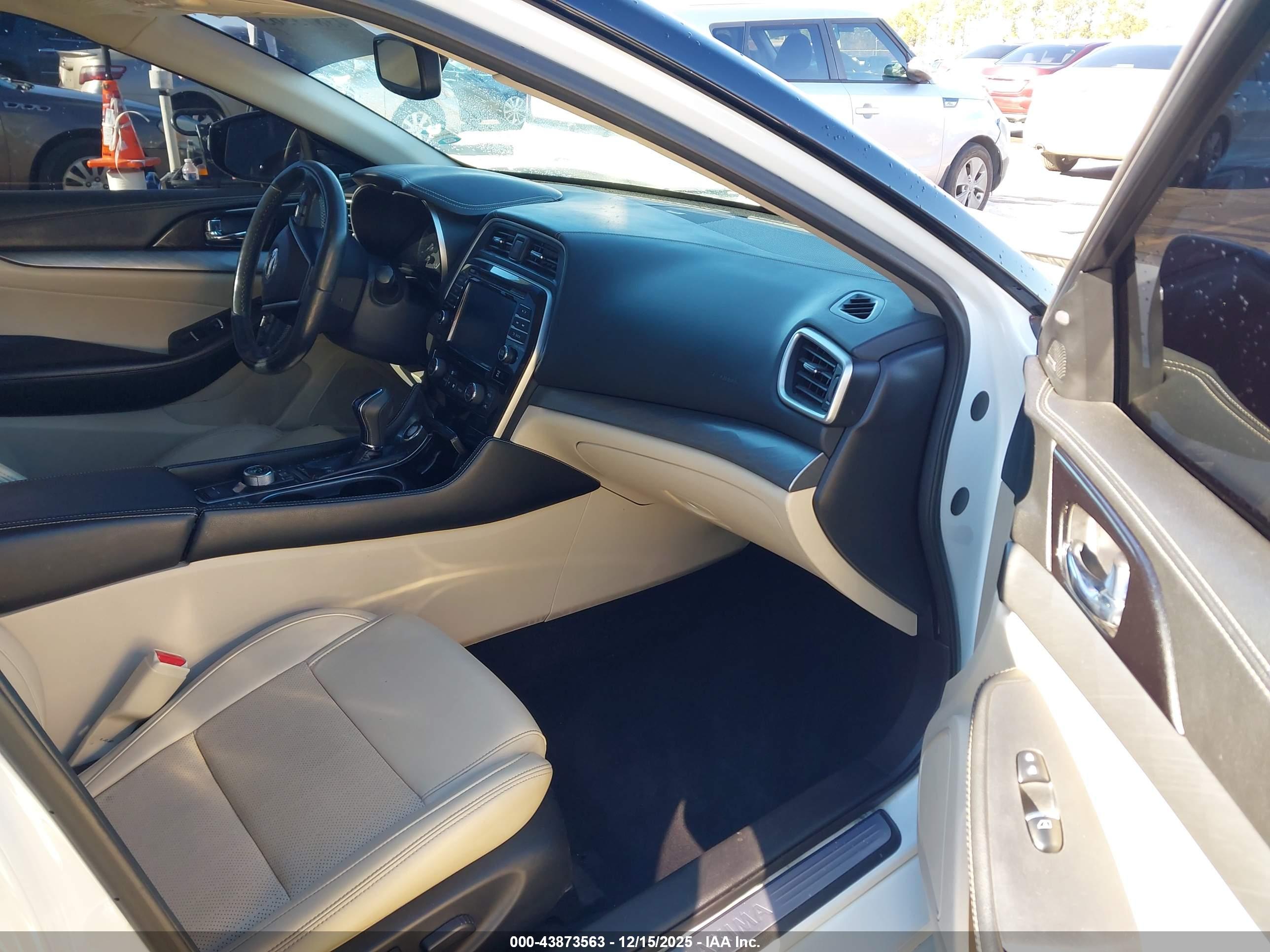 NISSAN MAXIMA image 5