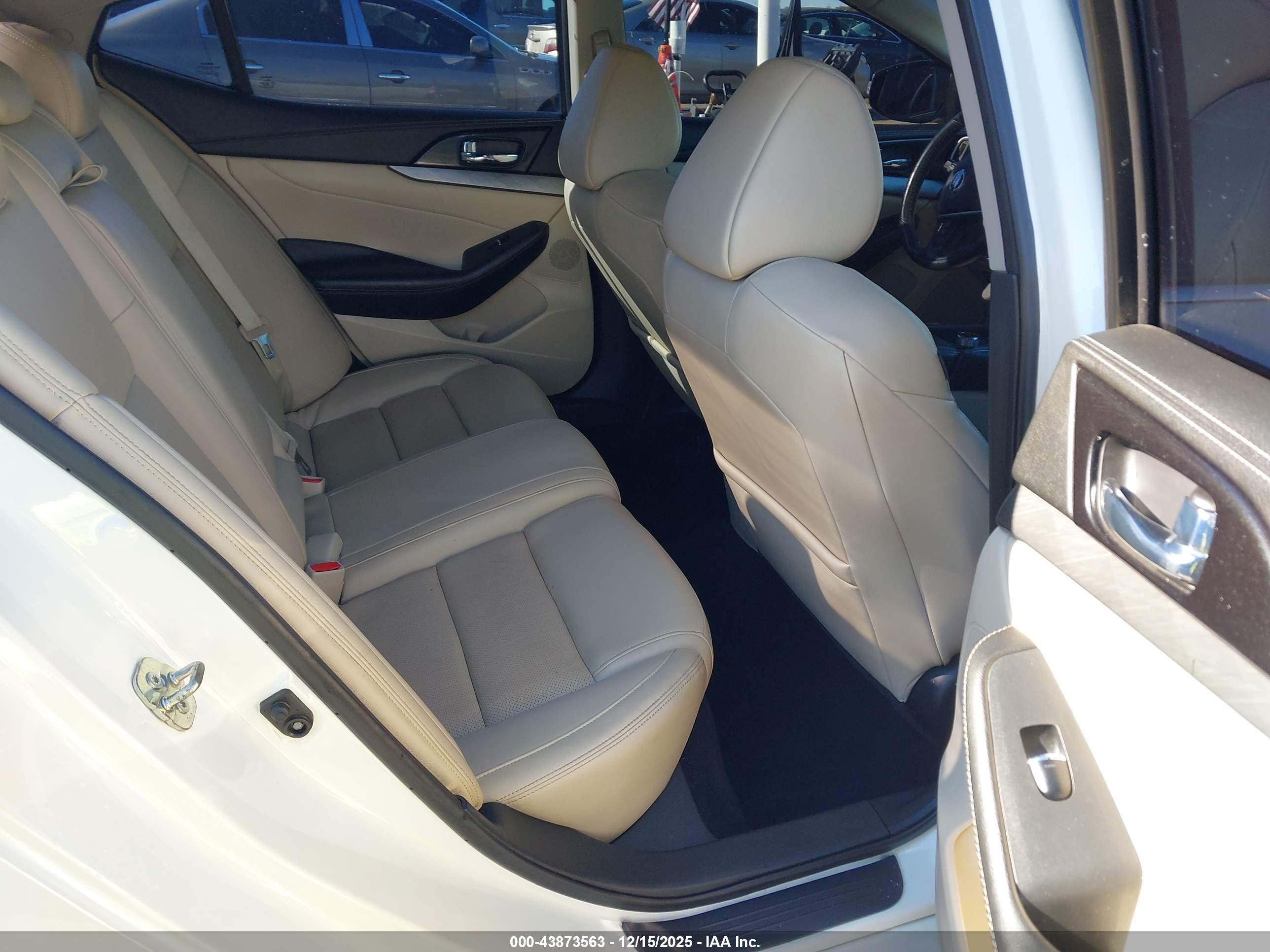 NISSAN MAXIMA image 8