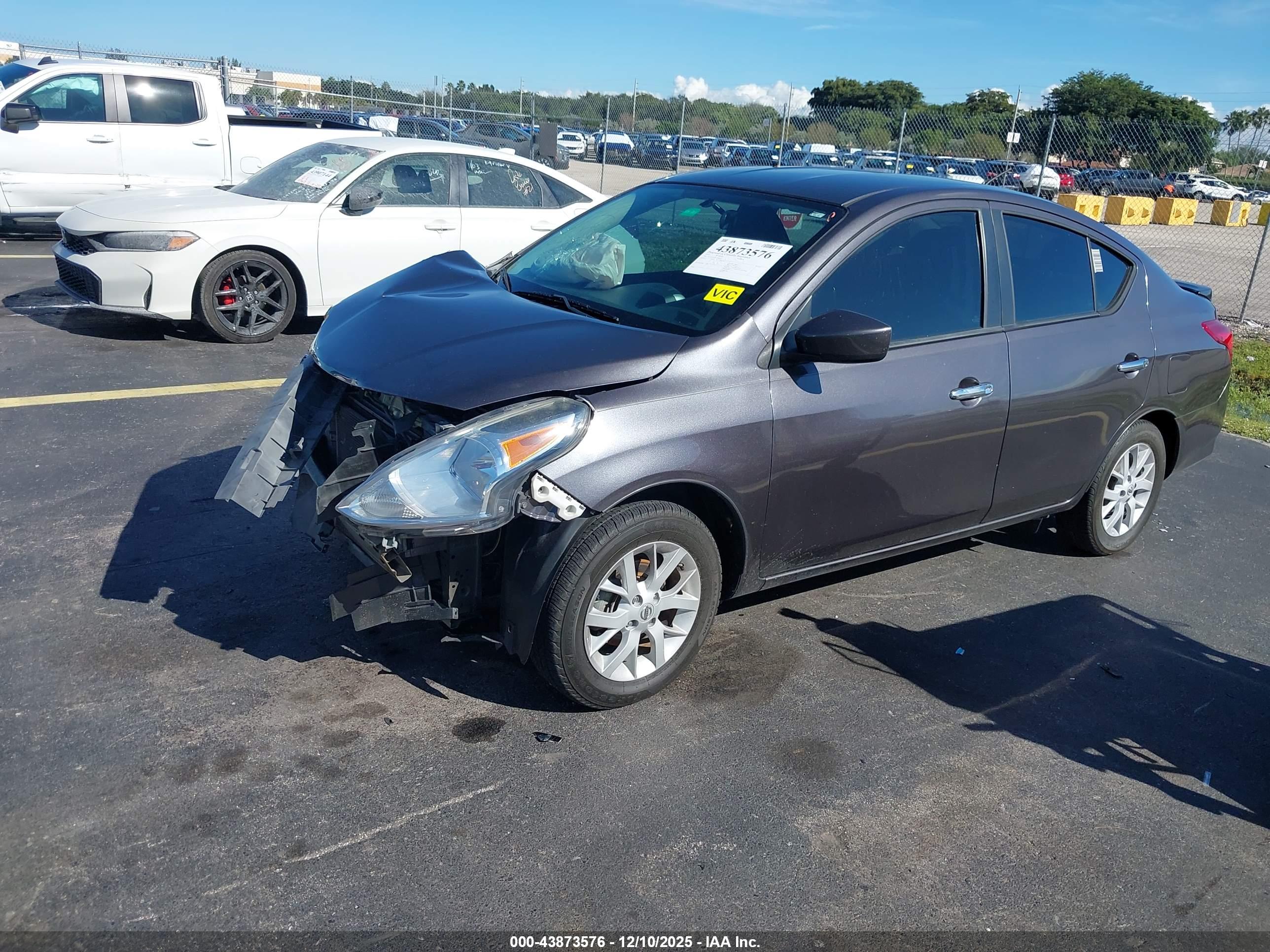 NISSAN VERSA image 2