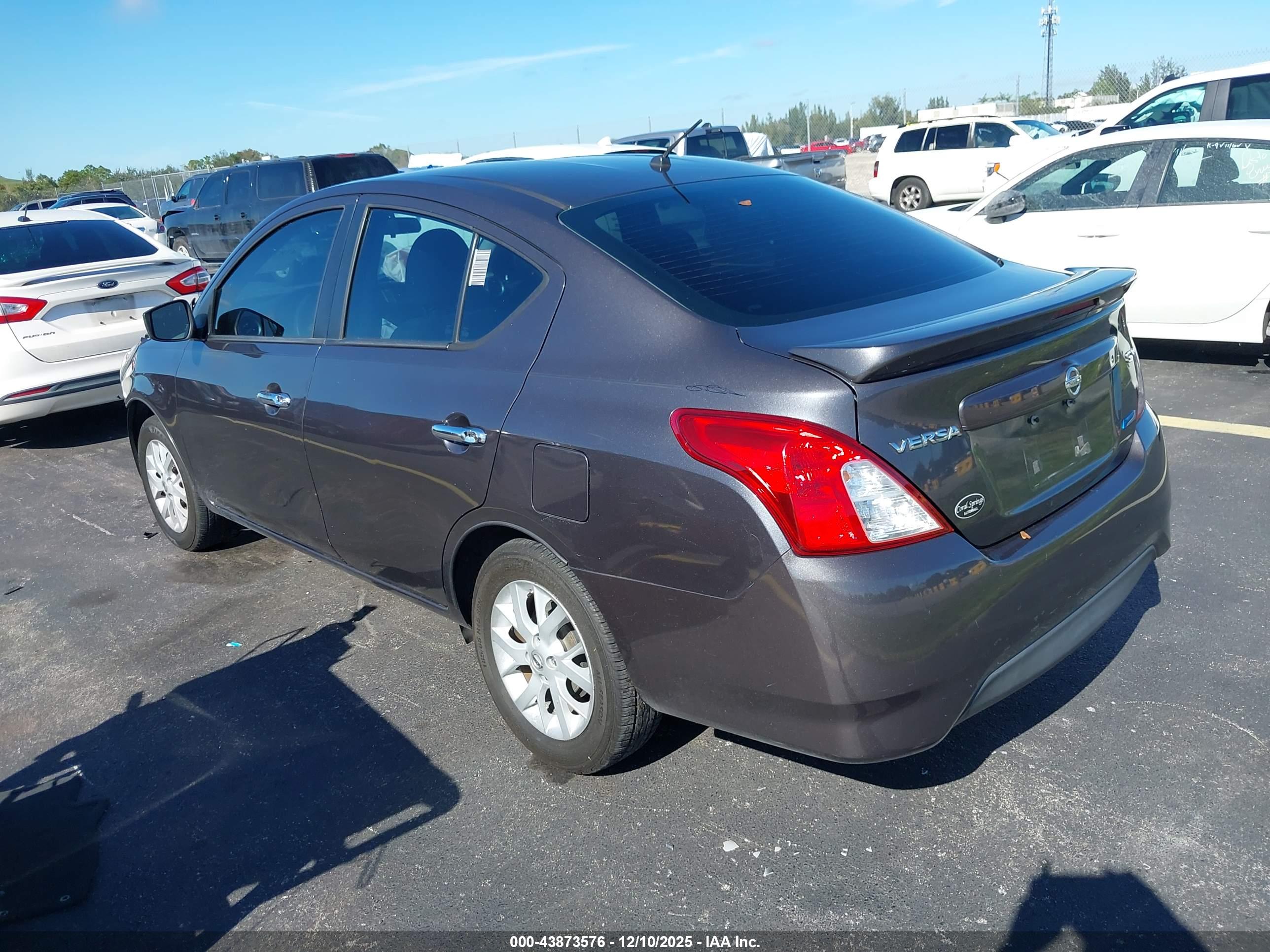 NISSAN VERSA image 3