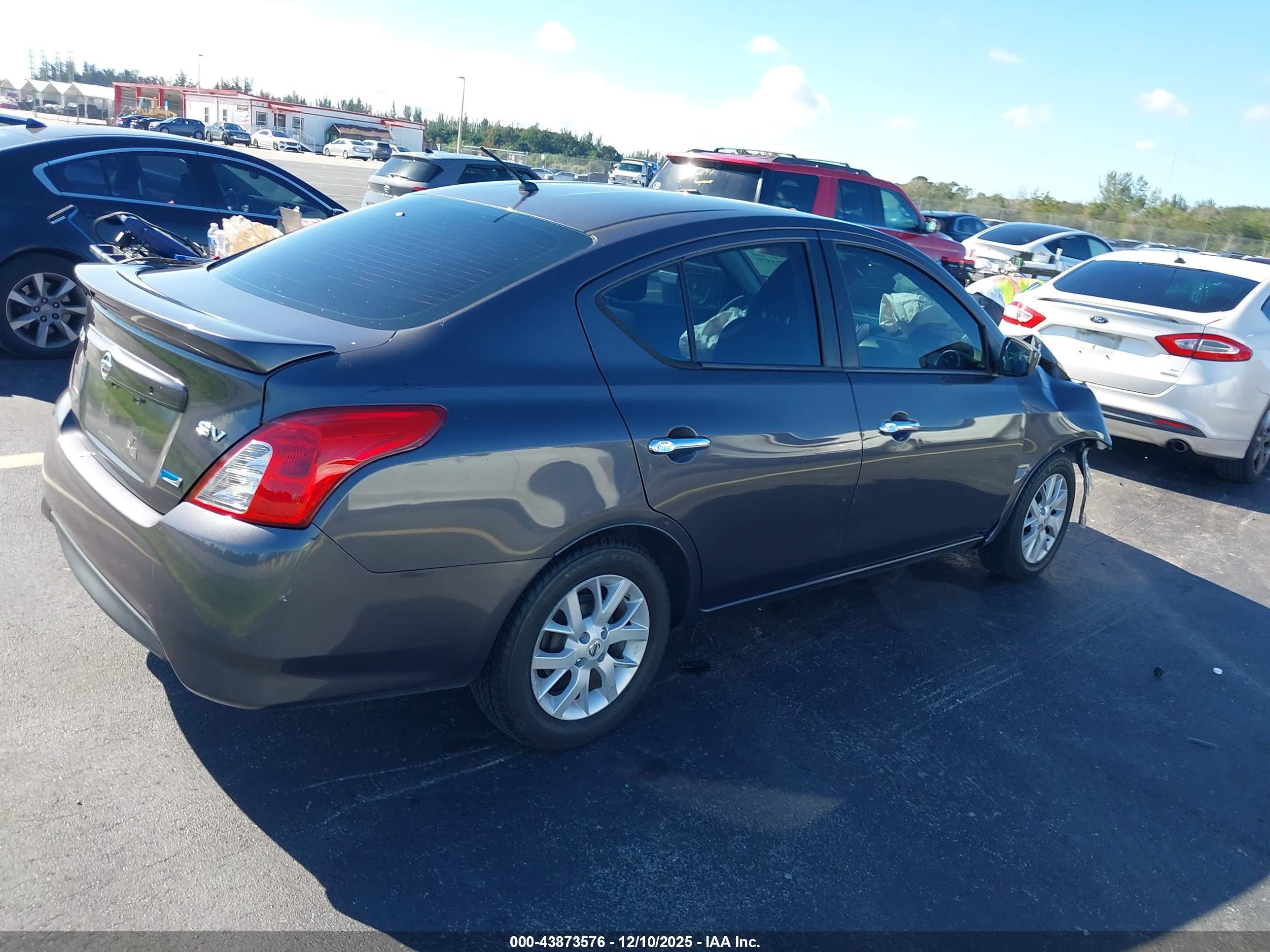 NISSAN VERSA image 4