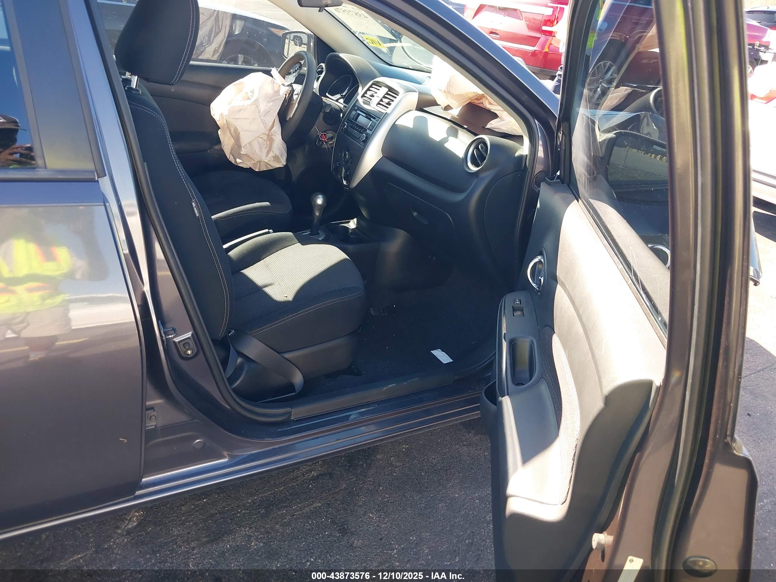 NISSAN VERSA image 5