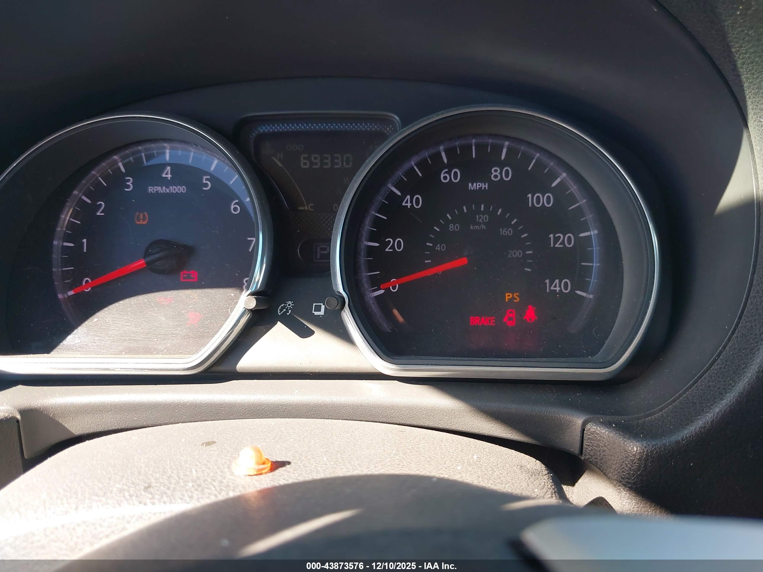NISSAN VERSA image 7