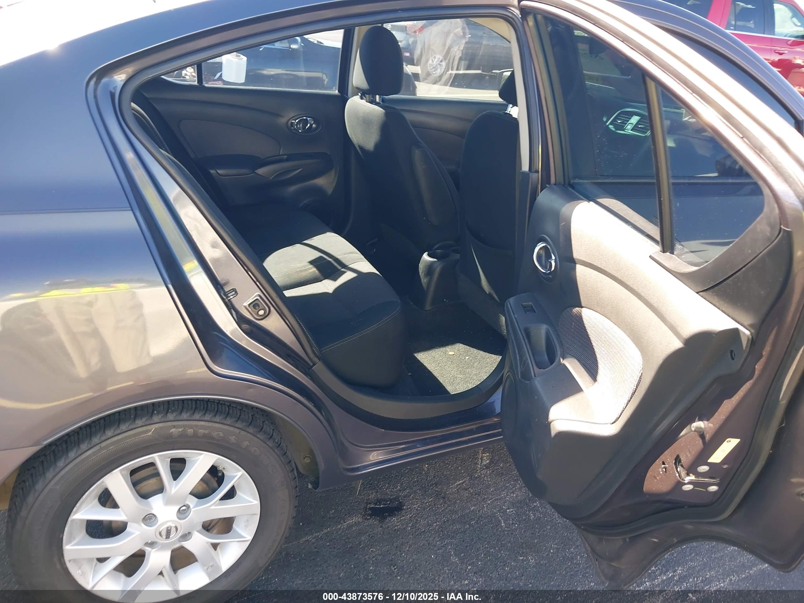 NISSAN VERSA image 8