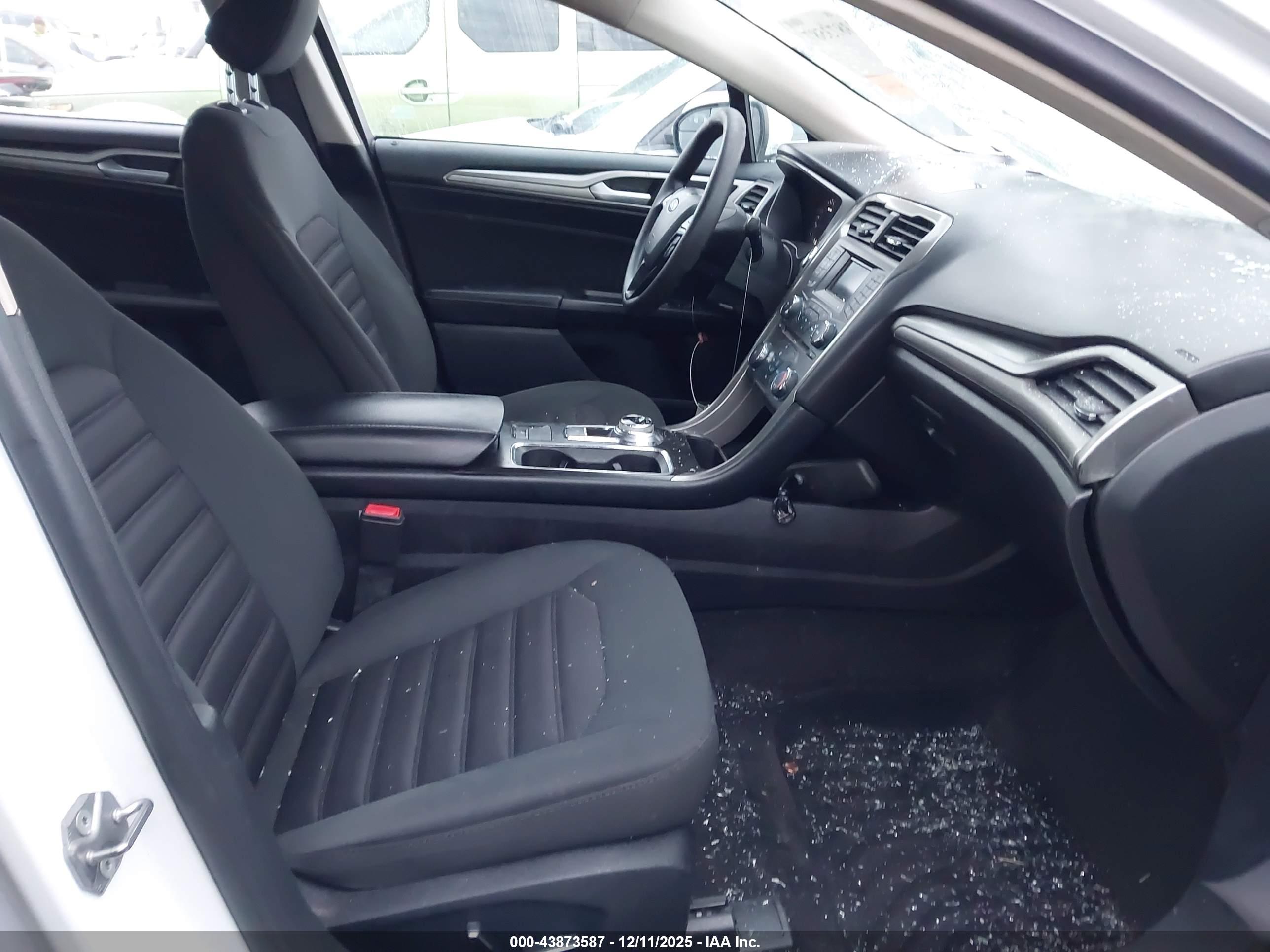 FORD FUSION image 5