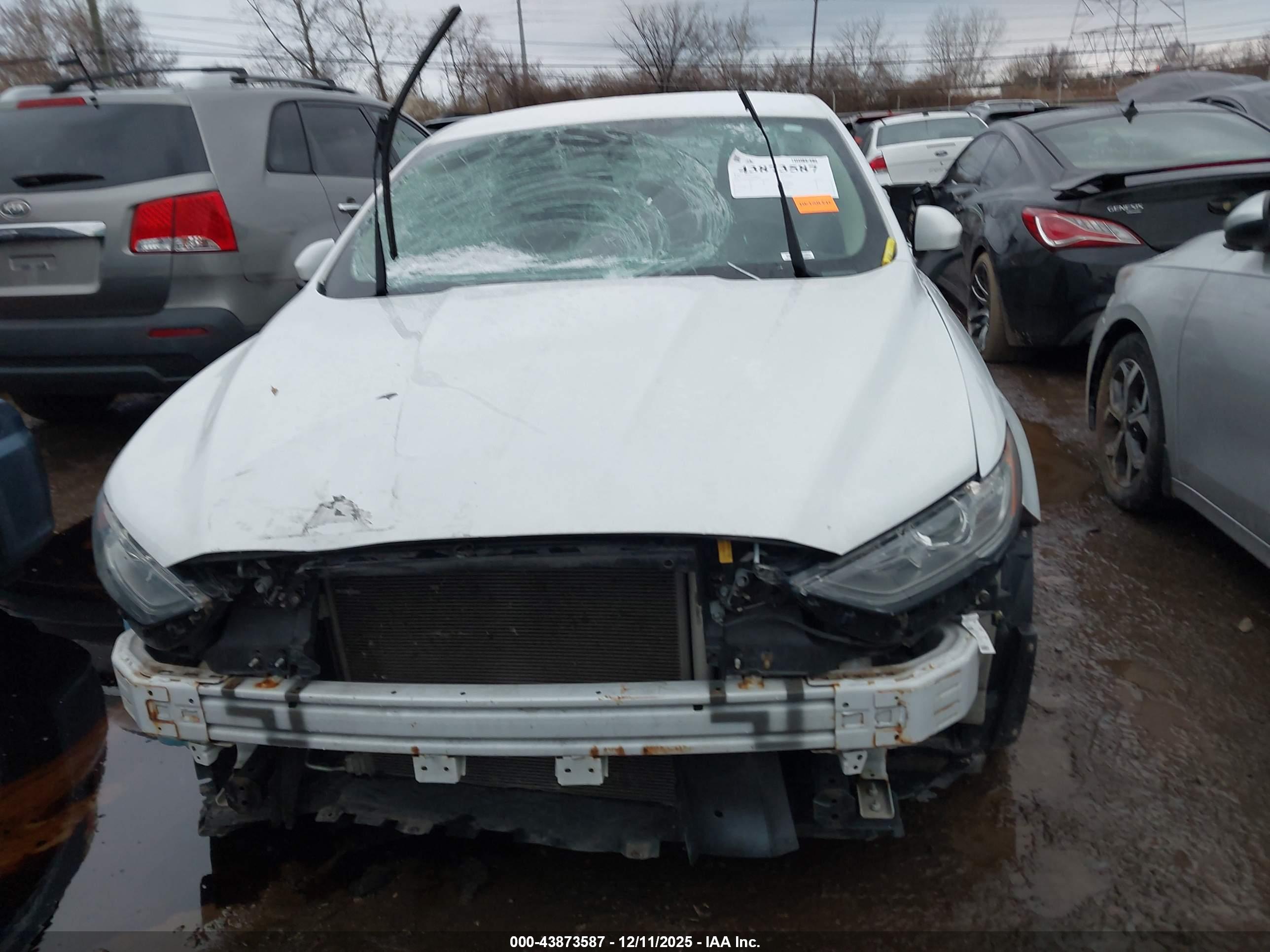 FORD FUSION image 6