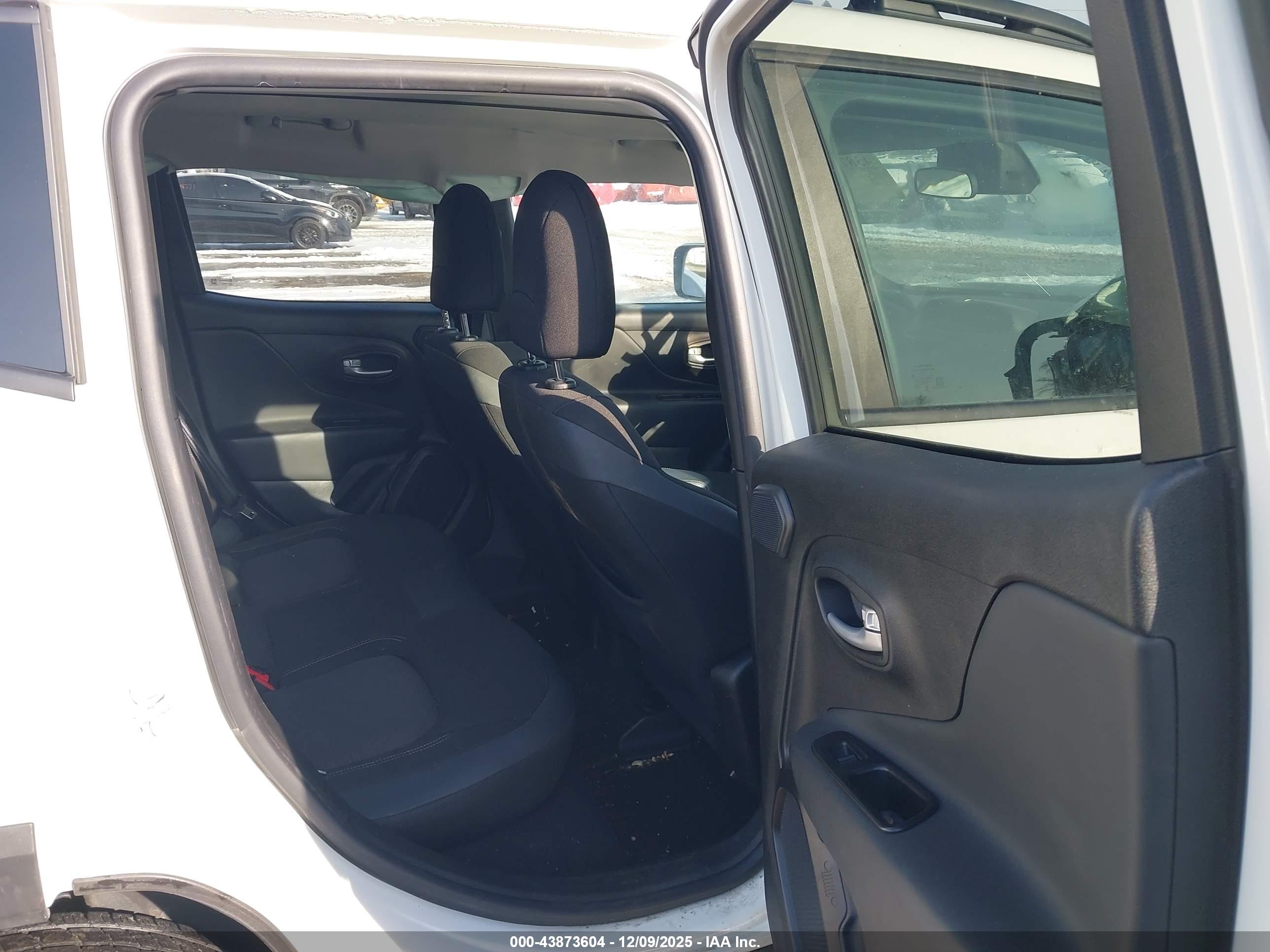 JEEP RENEGADE image 8
