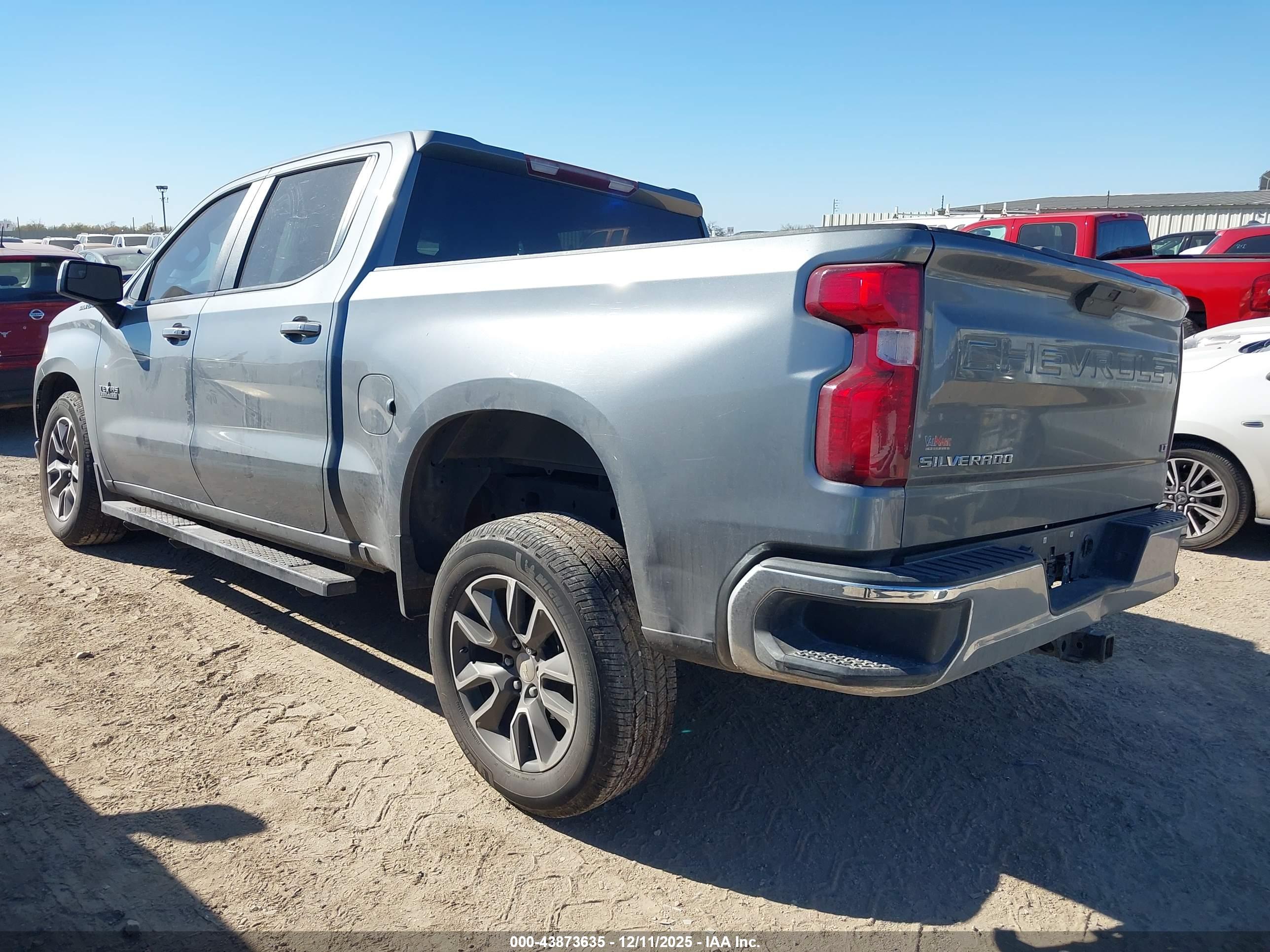 CHEVROLET SILVERADO image 3