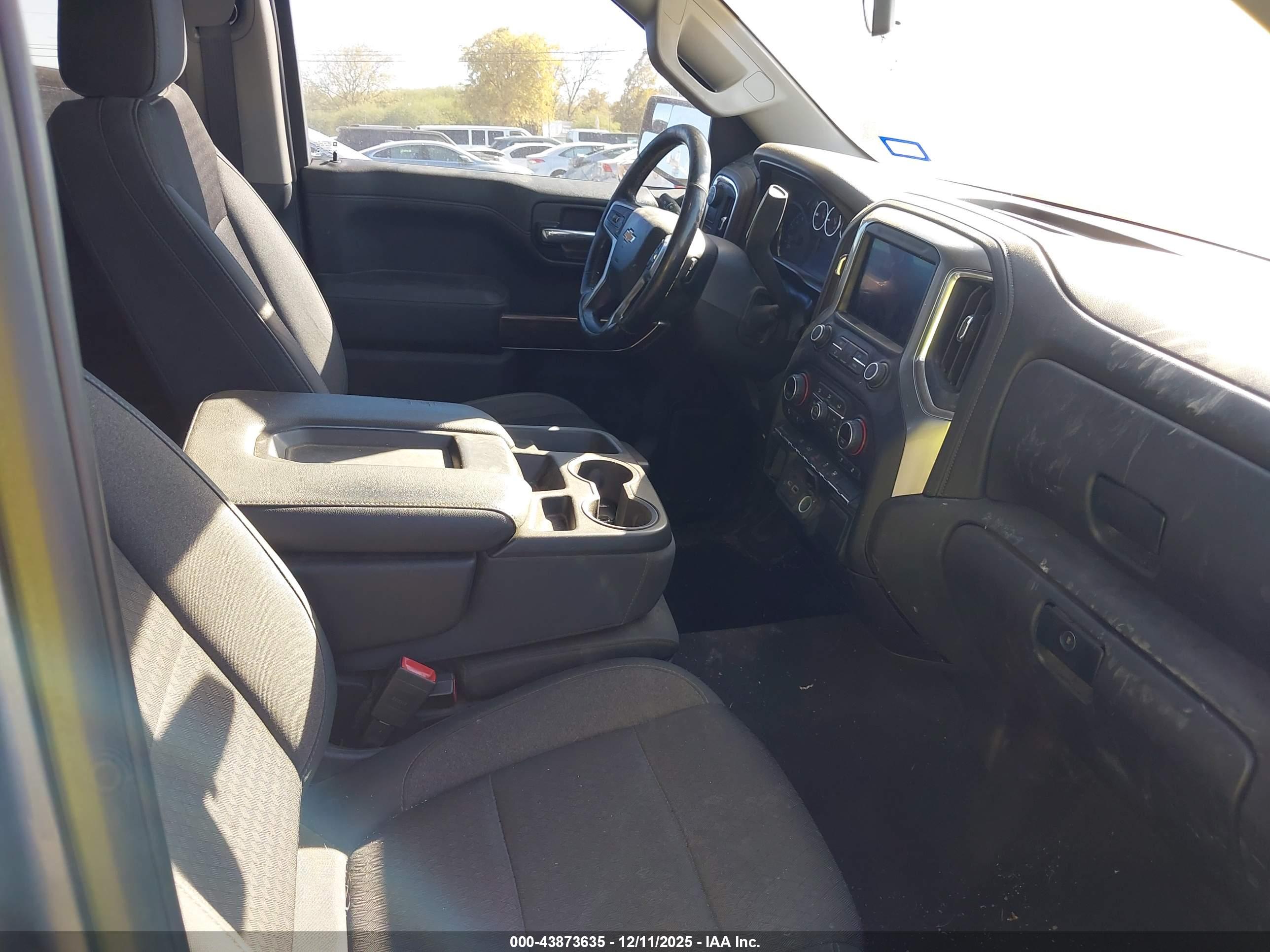 CHEVROLET SILVERADO image 5