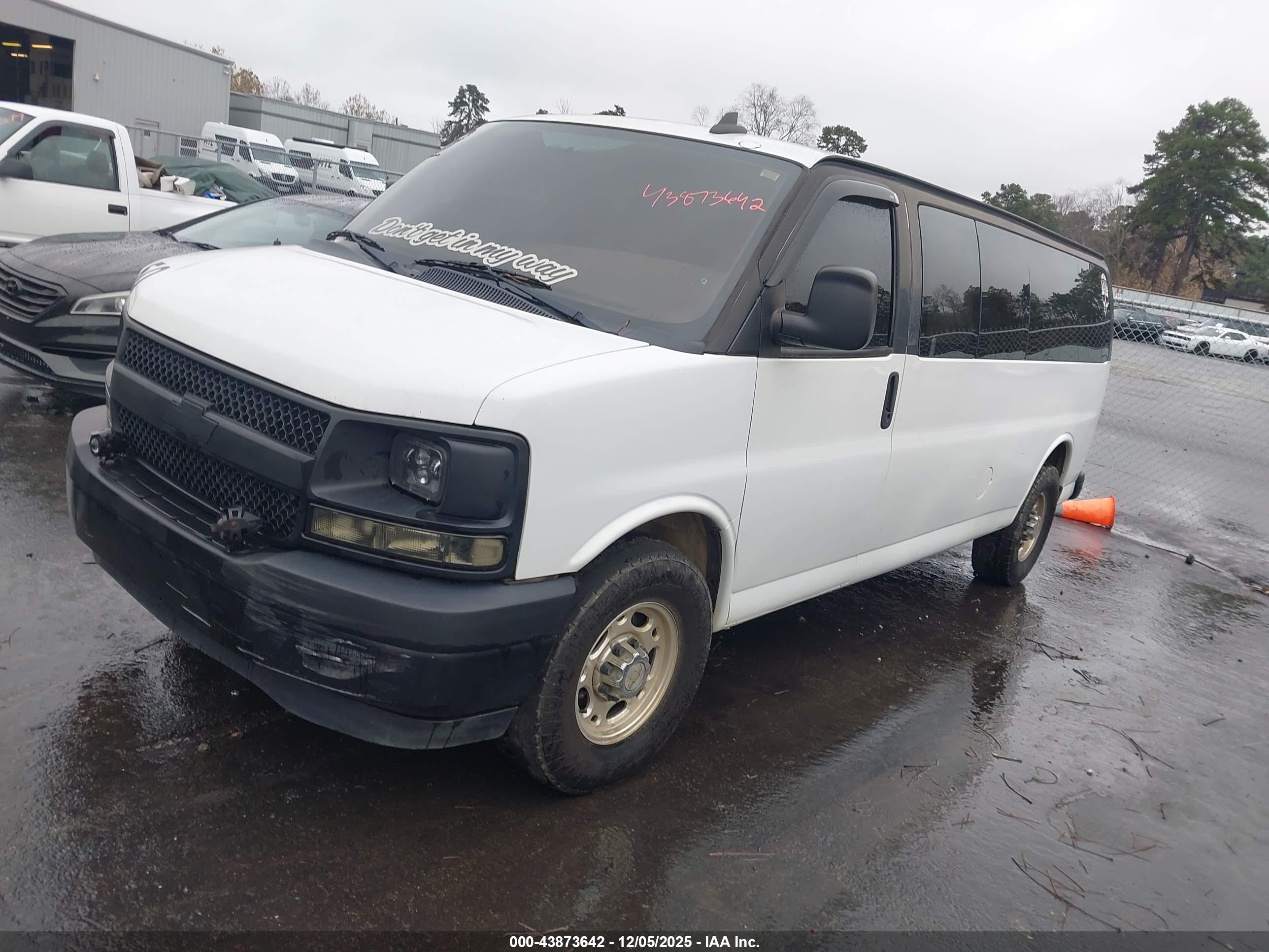 CHEVROLET EXPRESS image 2