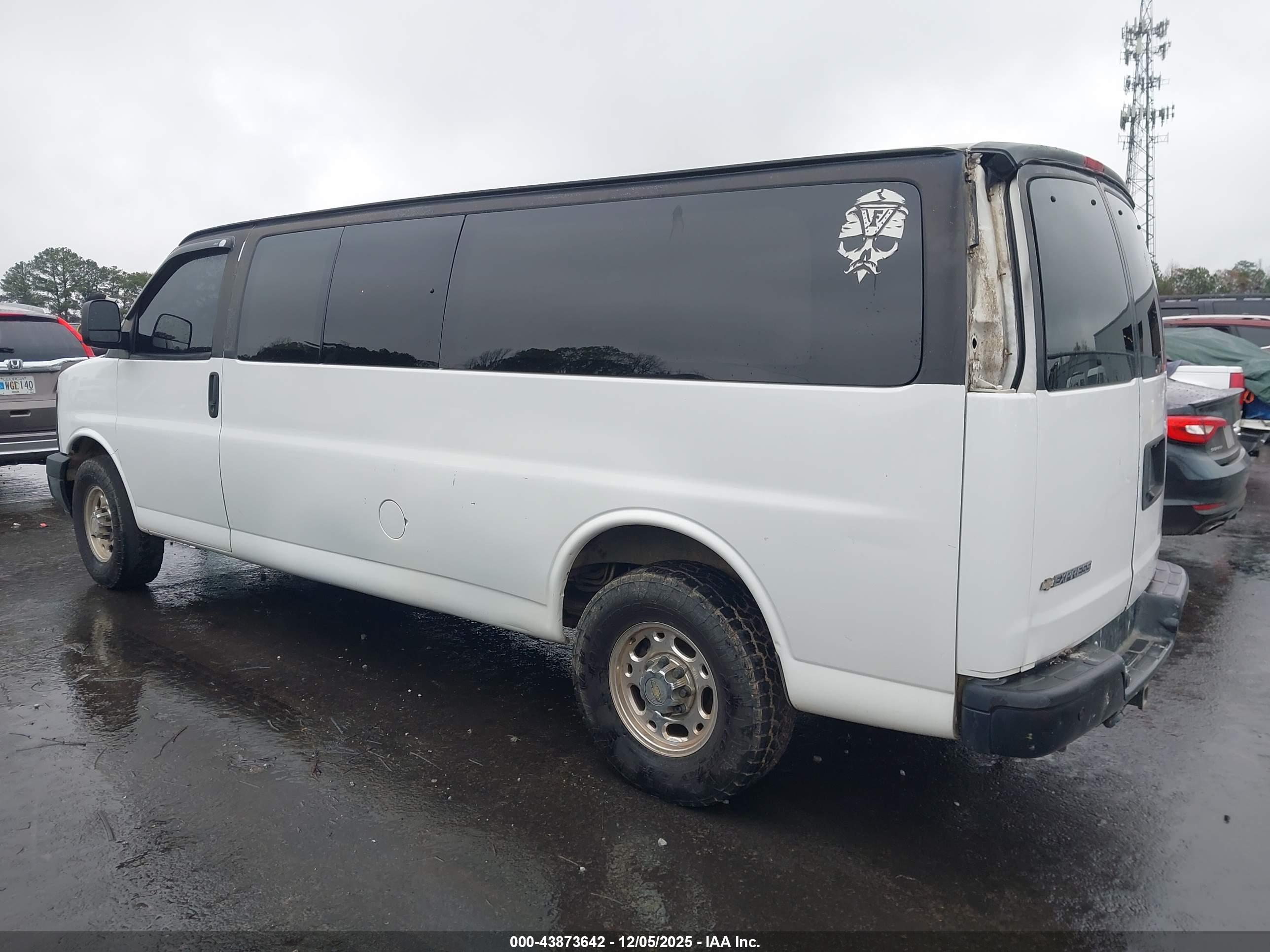 CHEVROLET EXPRESS image 3
