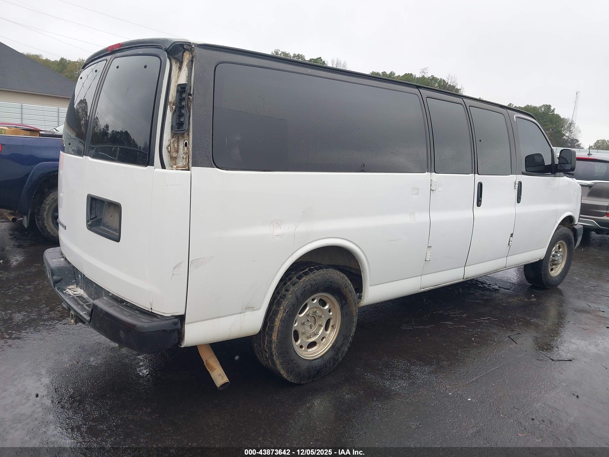 CHEVROLET EXPRESS image 4