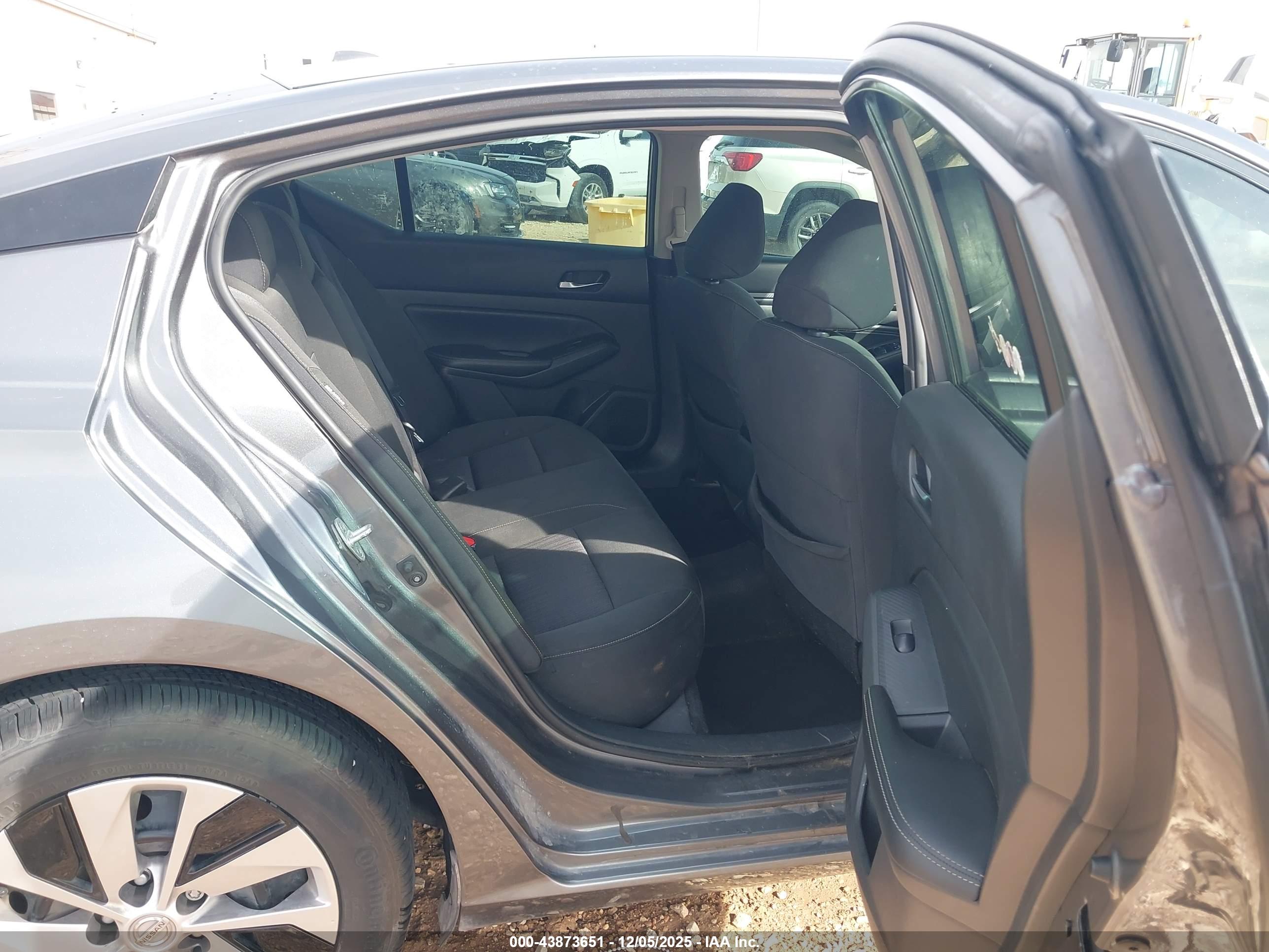 NISSAN ALTIMA image 8