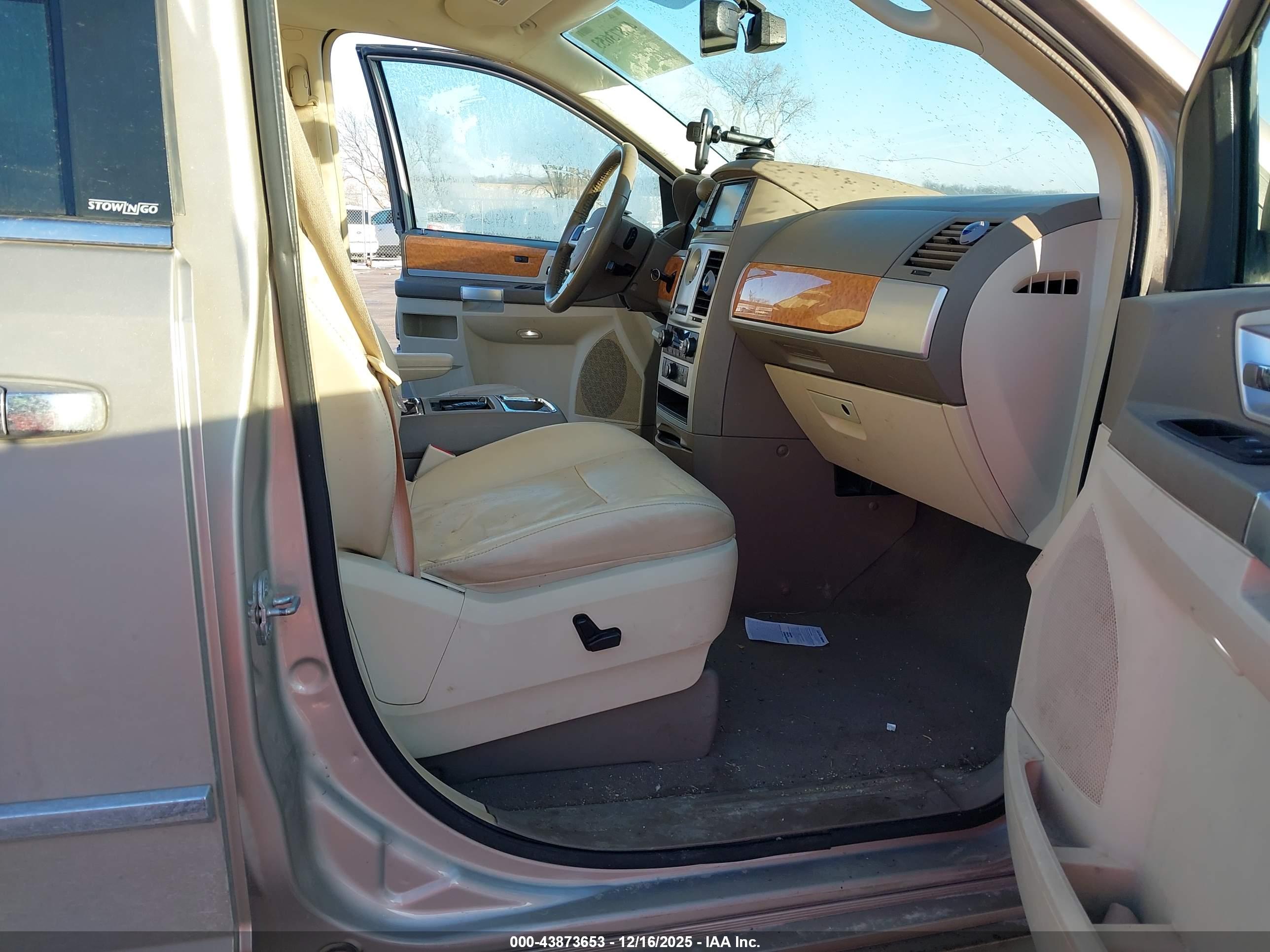 CHRYSLER TOWN image 5